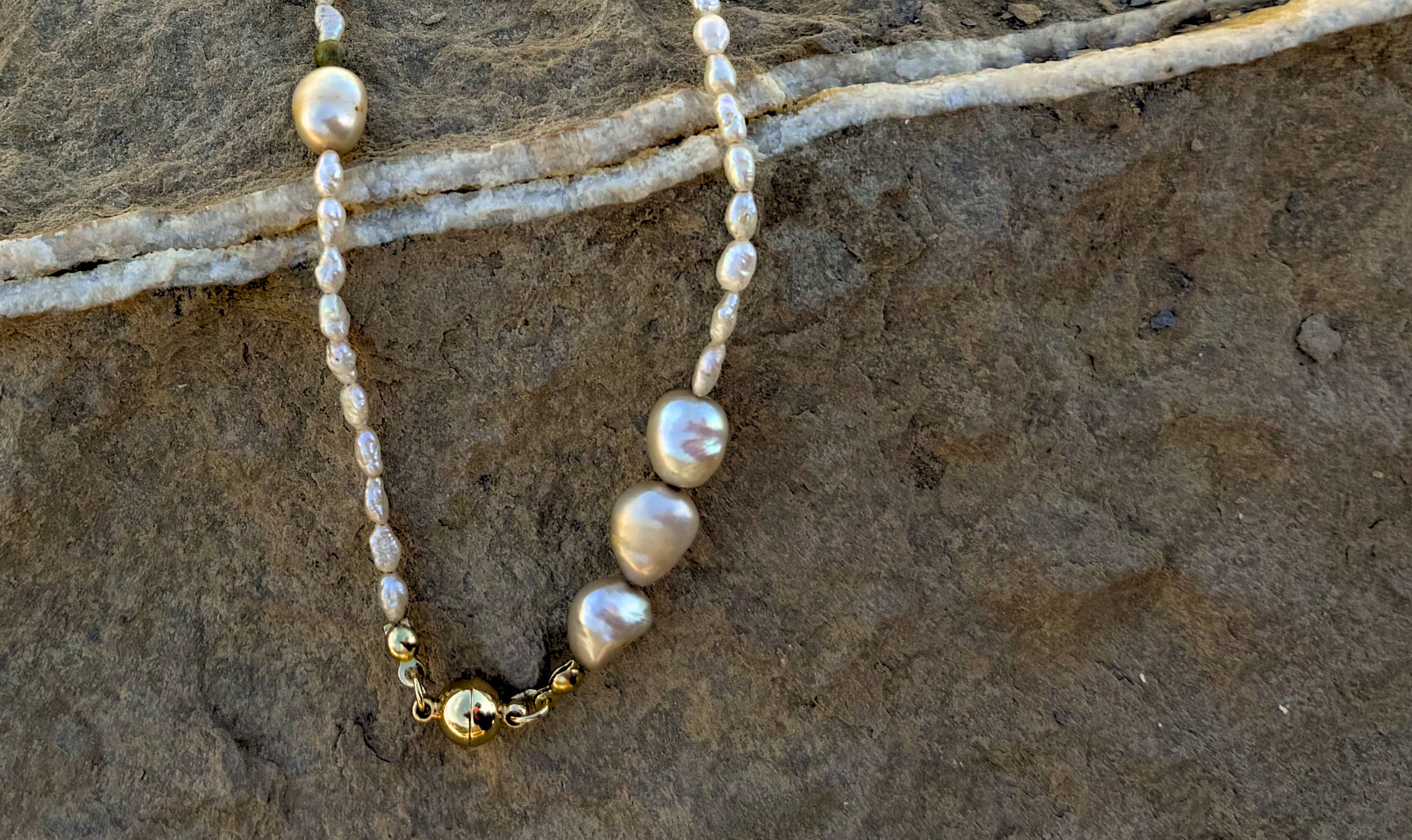 Handgemachte Perlenkette mit Süßwasserperlen und Goldverschluss auf Naturstein – BARLA Handmade Schmuck