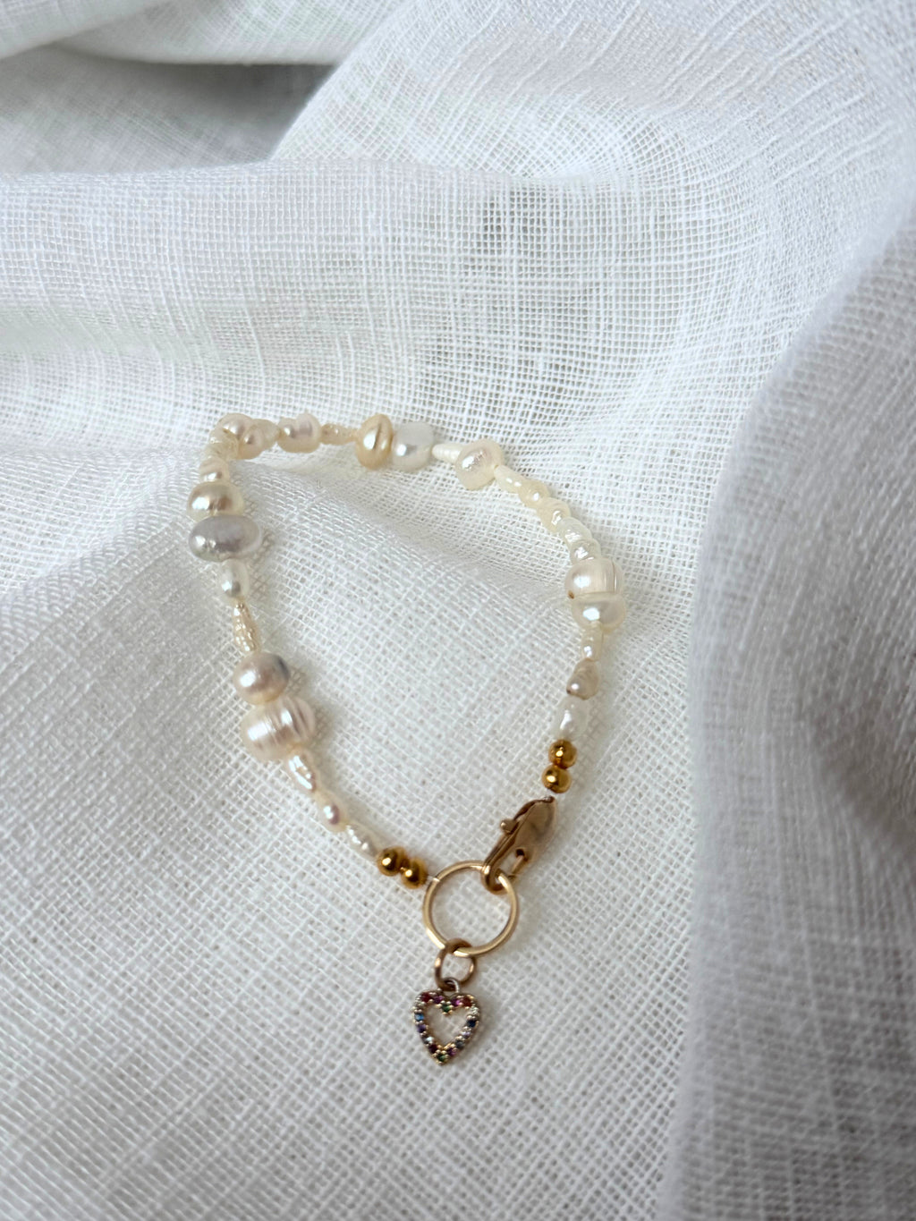 Pearl Promise Permanent – Freundschaftsarmband aus Süßwasserperlen mit Regenbogenherz-Anhänger