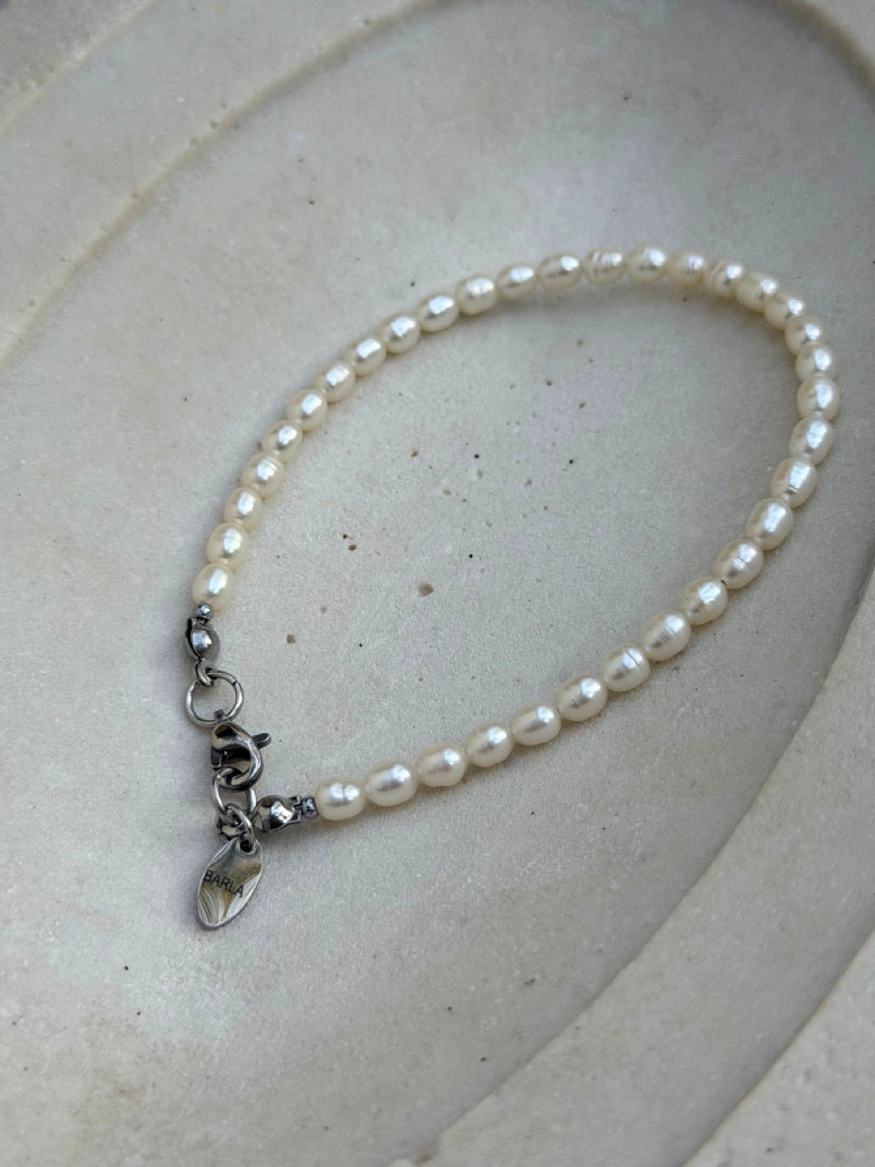 PURE Süßwasserperlen-Armband in Silber von BARLA, handgemacht in Düsseldorf – Ansicht 5