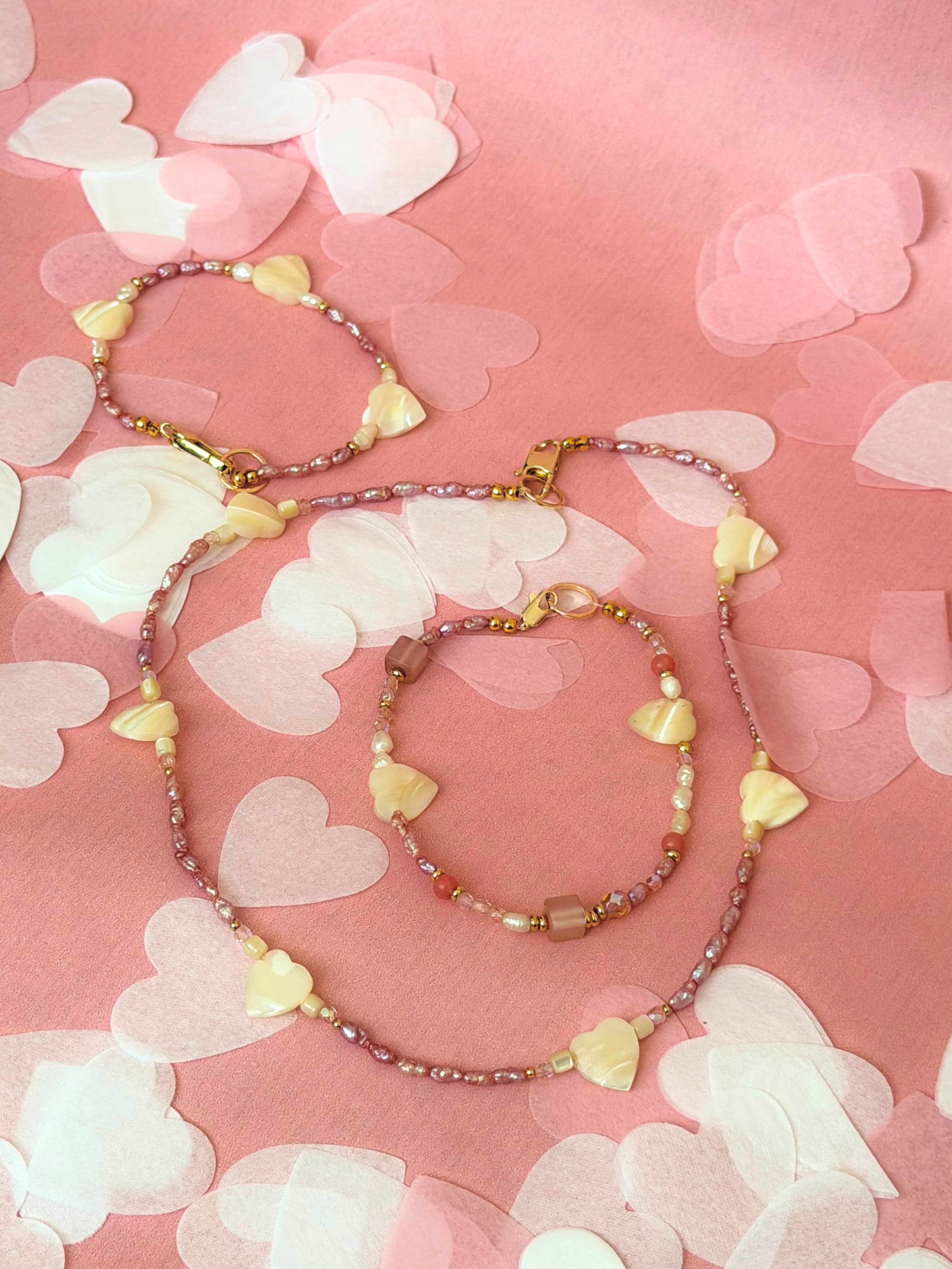 Sweet Medley Geschenkset – Halskette & Armband aus roséfarbenen Süßwasserperlen mit Muschelherzen | Valentinstag & Galentine Geschenk