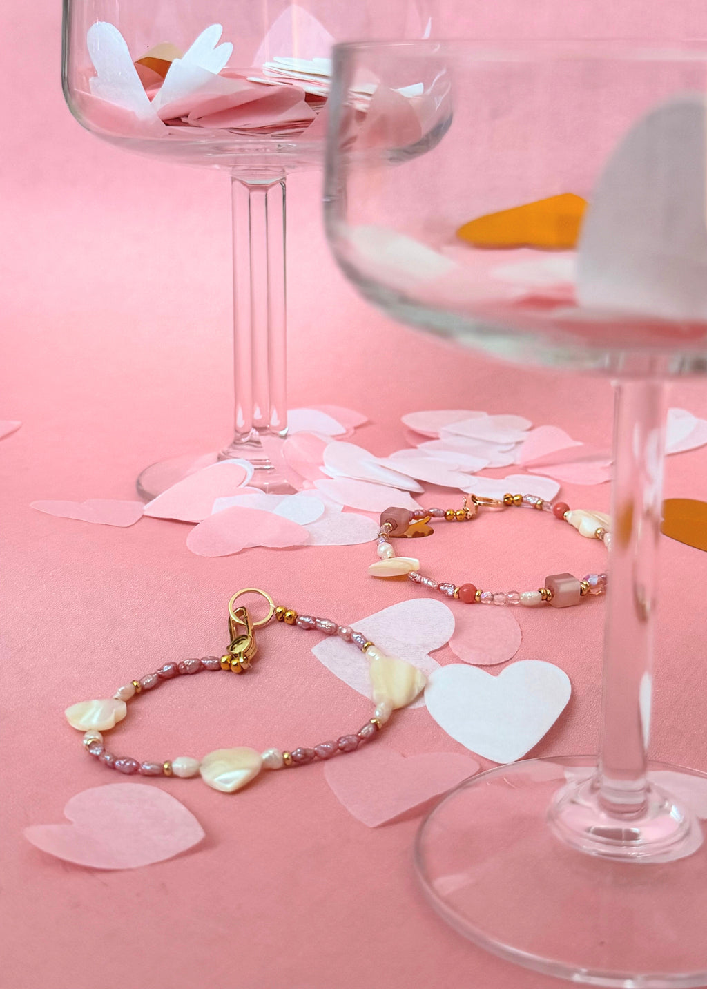 Sweet Medley – Freundschaftsarmbänder aus rosa Süßwasserperlen & Muschelherzen
