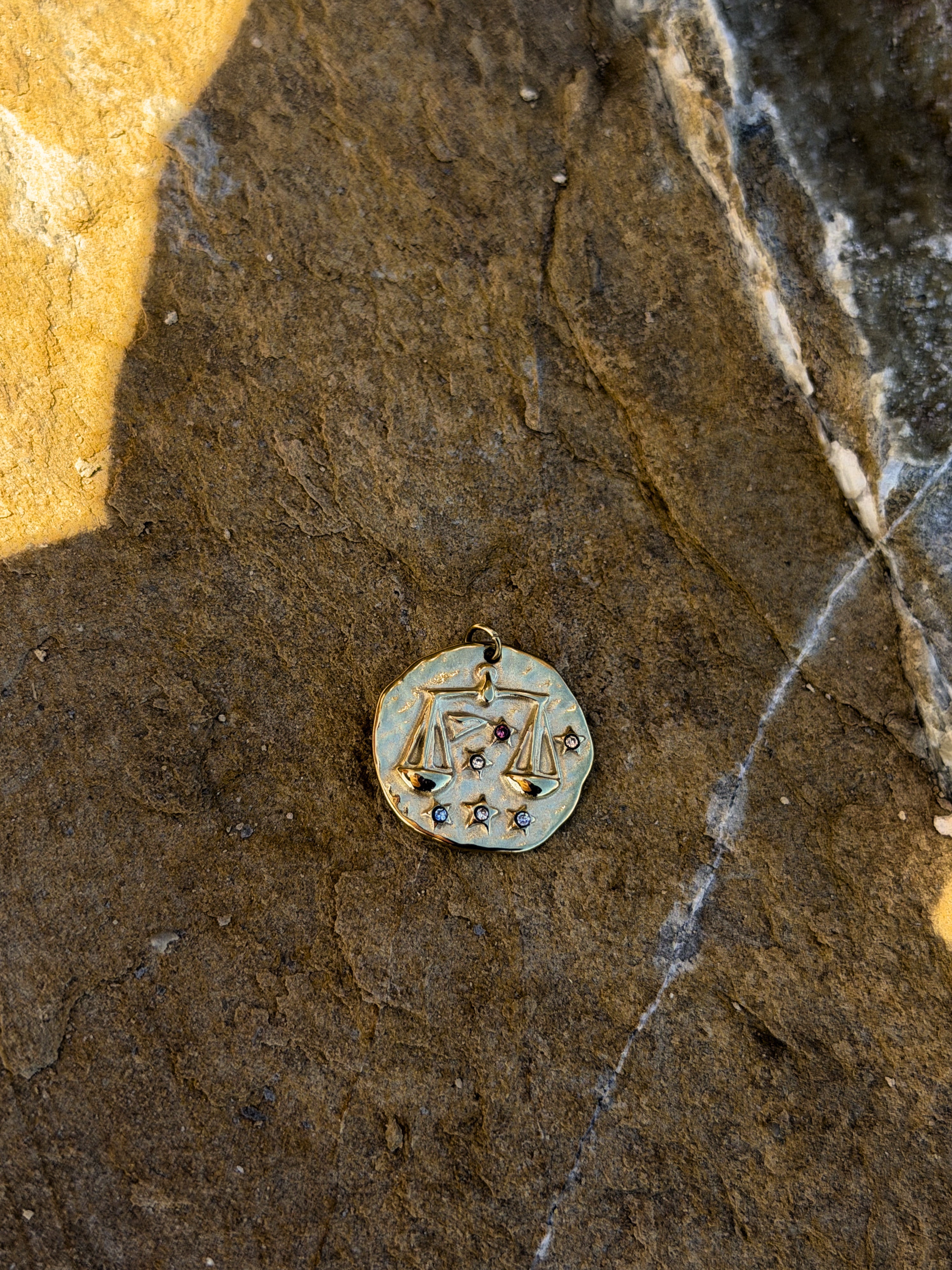 Sternzeichen Charm mit bunten Kristallen, Detailansicht