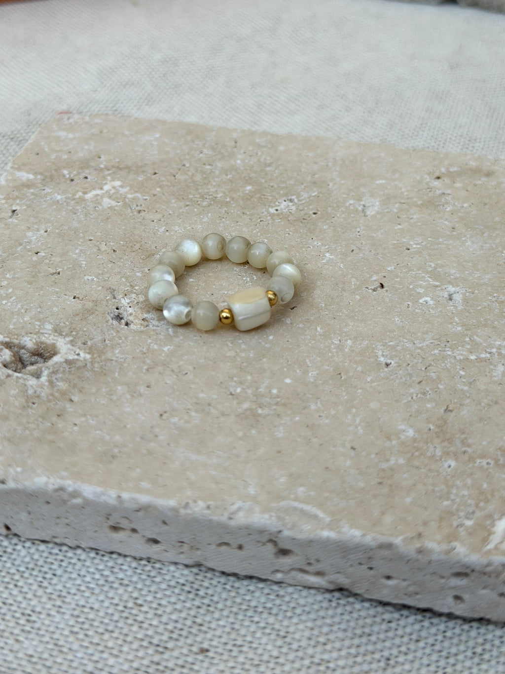 Elastischer Perlenring mit Muschelperle