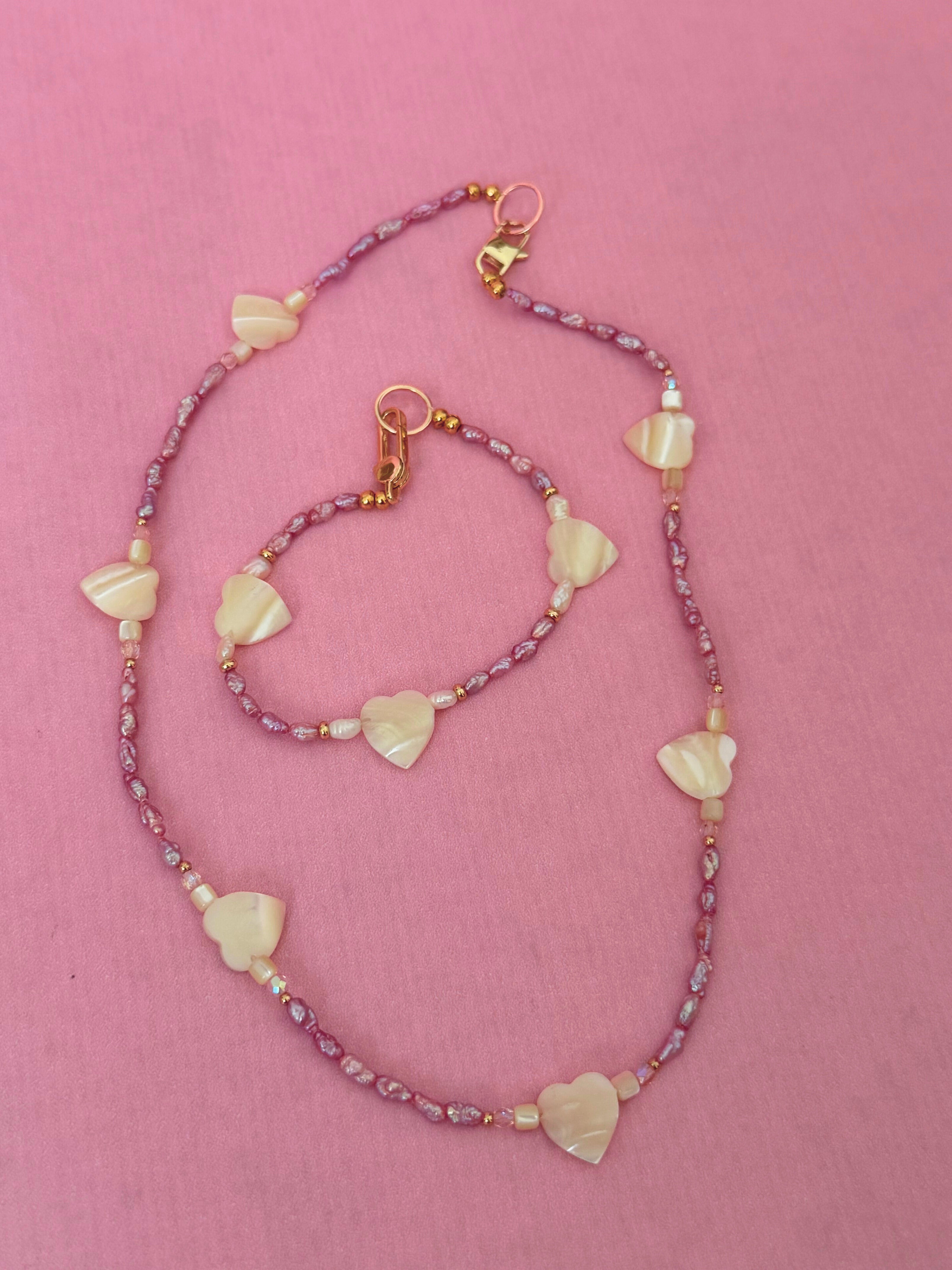 Sweet Medley Geschenkset – Halskette & Armband aus roséfarbenen Süßwasserperlen mit Muschelherzen | Valentinstag & Galentine Geschenk