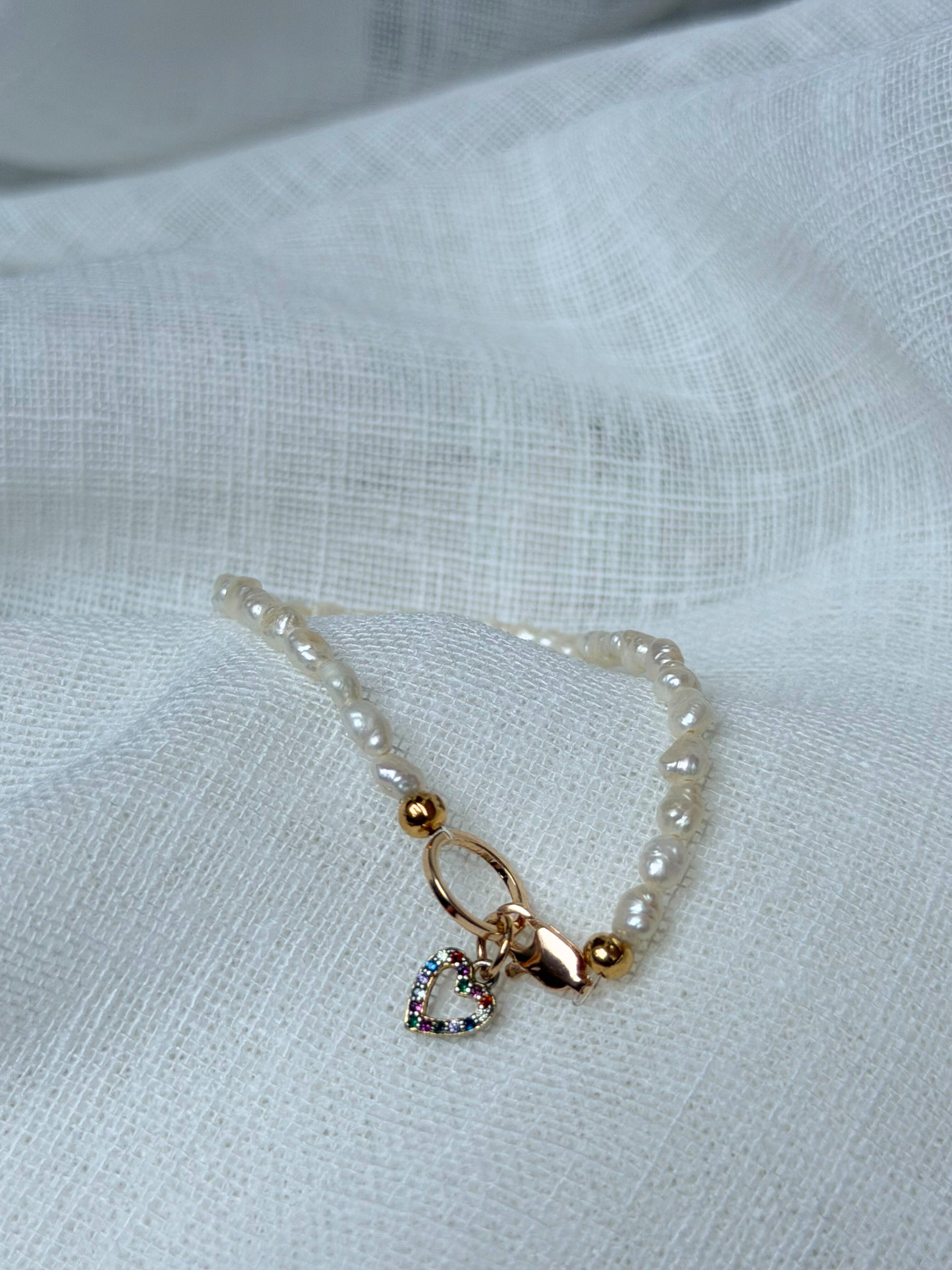 Pearl Promise Pure – Freundschaftsarmband aus Süßwasserperlen mit Regenbogenherz-Anhänger