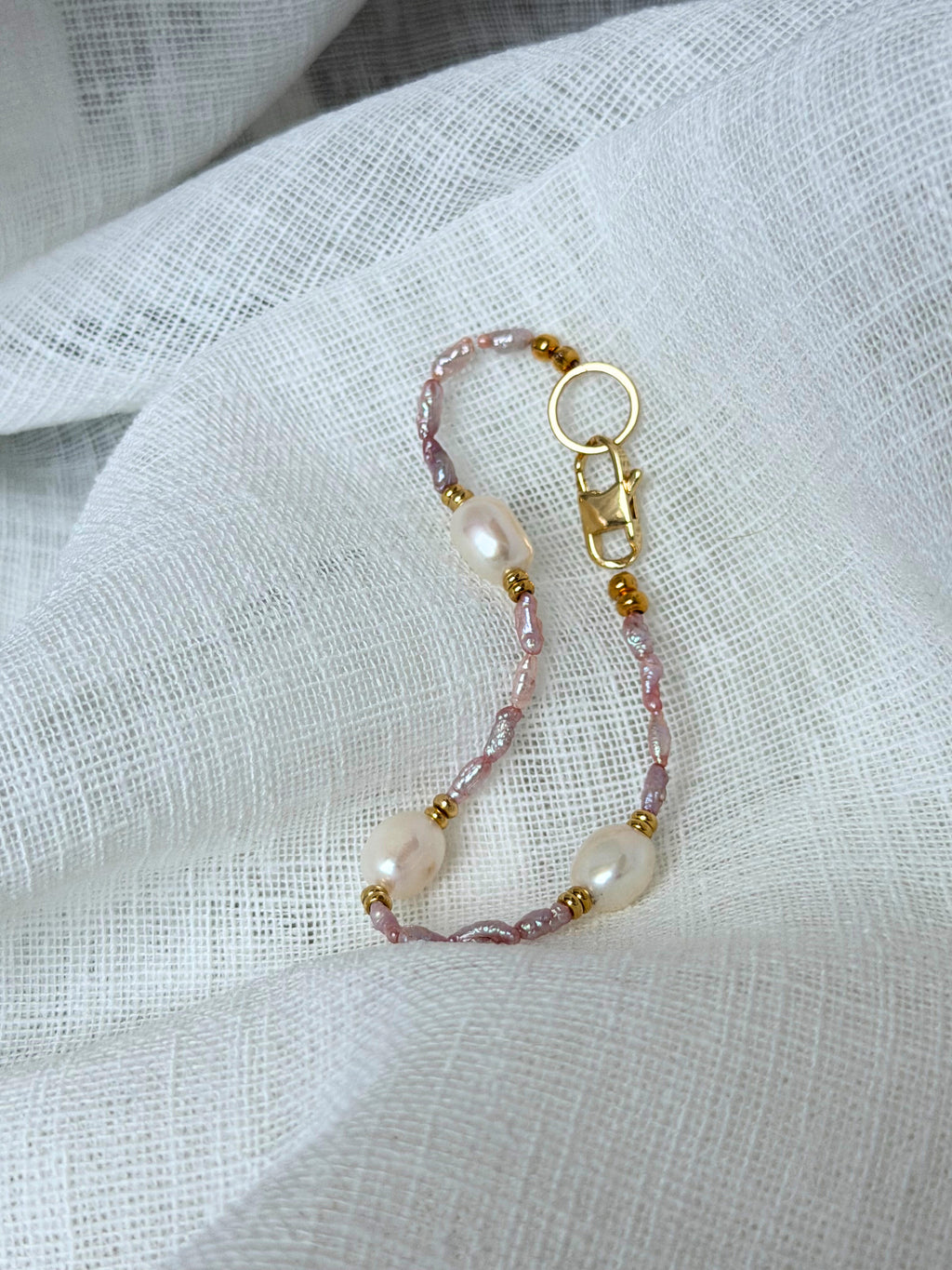 Rose Blush – Rosa Armband aus Süßwasserperlen mit goldenem Verschluss