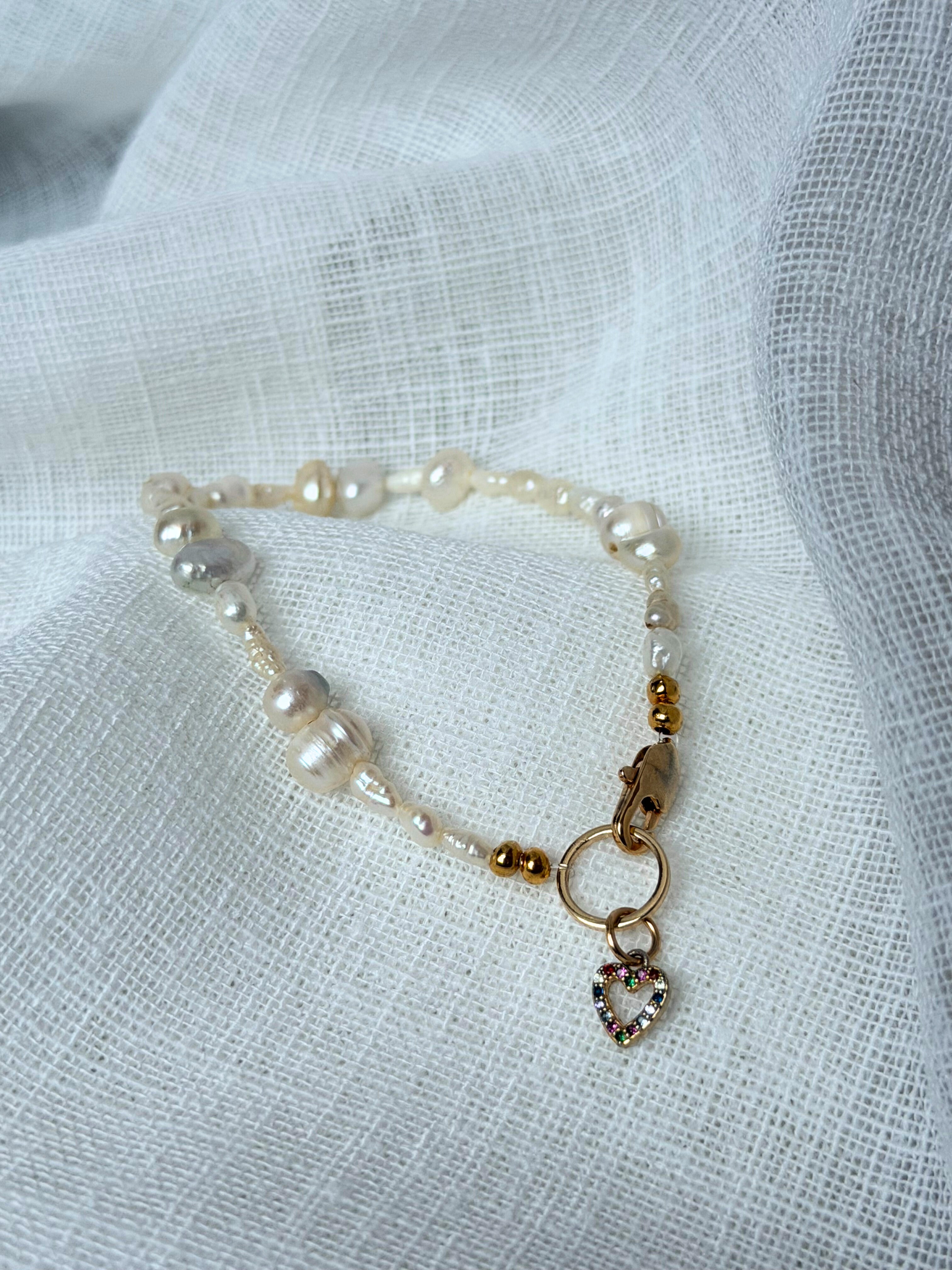 Pearl Promise Permanent – Freundschaftsarmband aus Süßwasserperlen mit Regenbogenherz-Anhänger