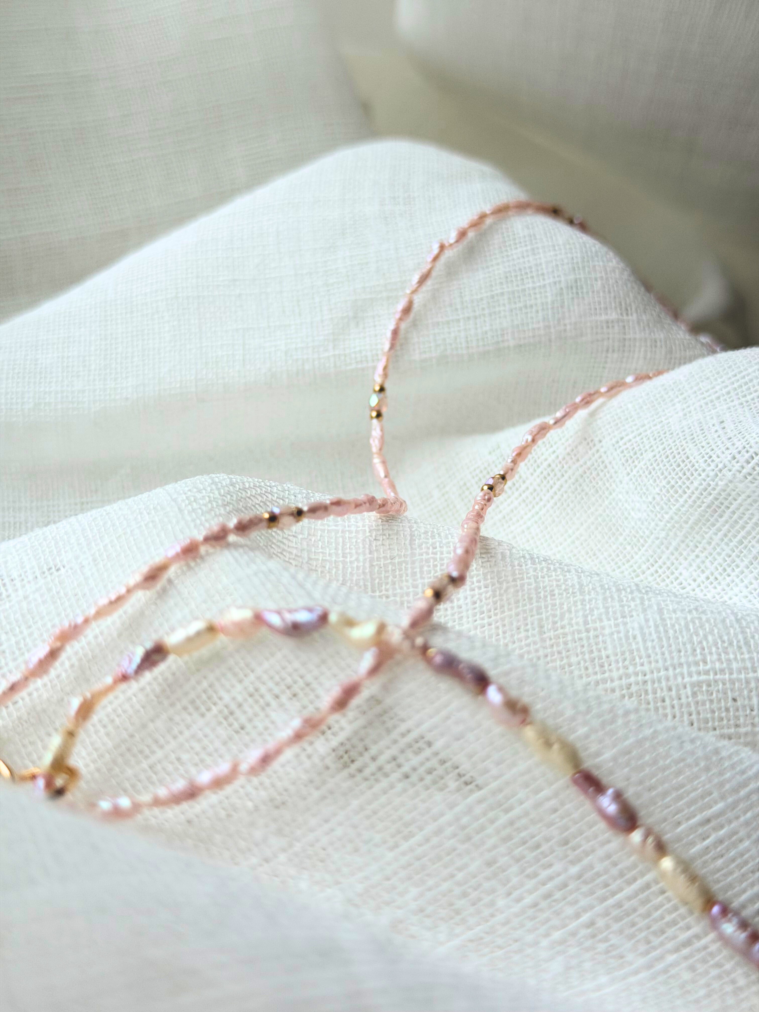 Quiet Rosé Set – Zarte Süßwasserperlen Kette & Armband in Rosé | Valentinstag & Galentine Geschenk