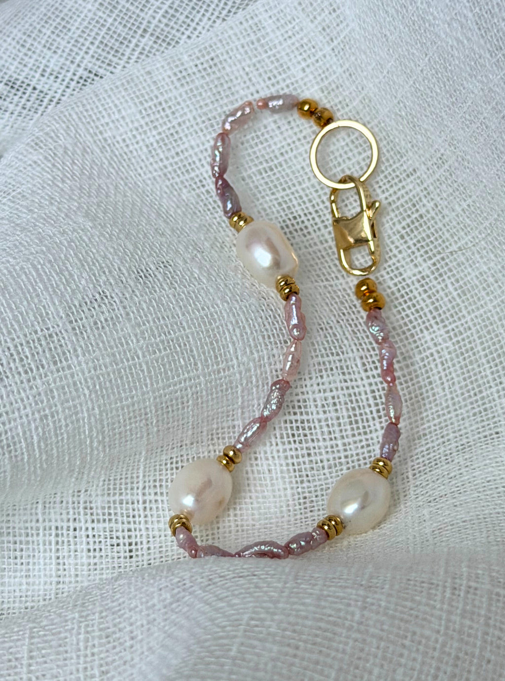 Rose Blush – Rosa Armband aus Süßwasserperlen mit goldenem Verschluss
