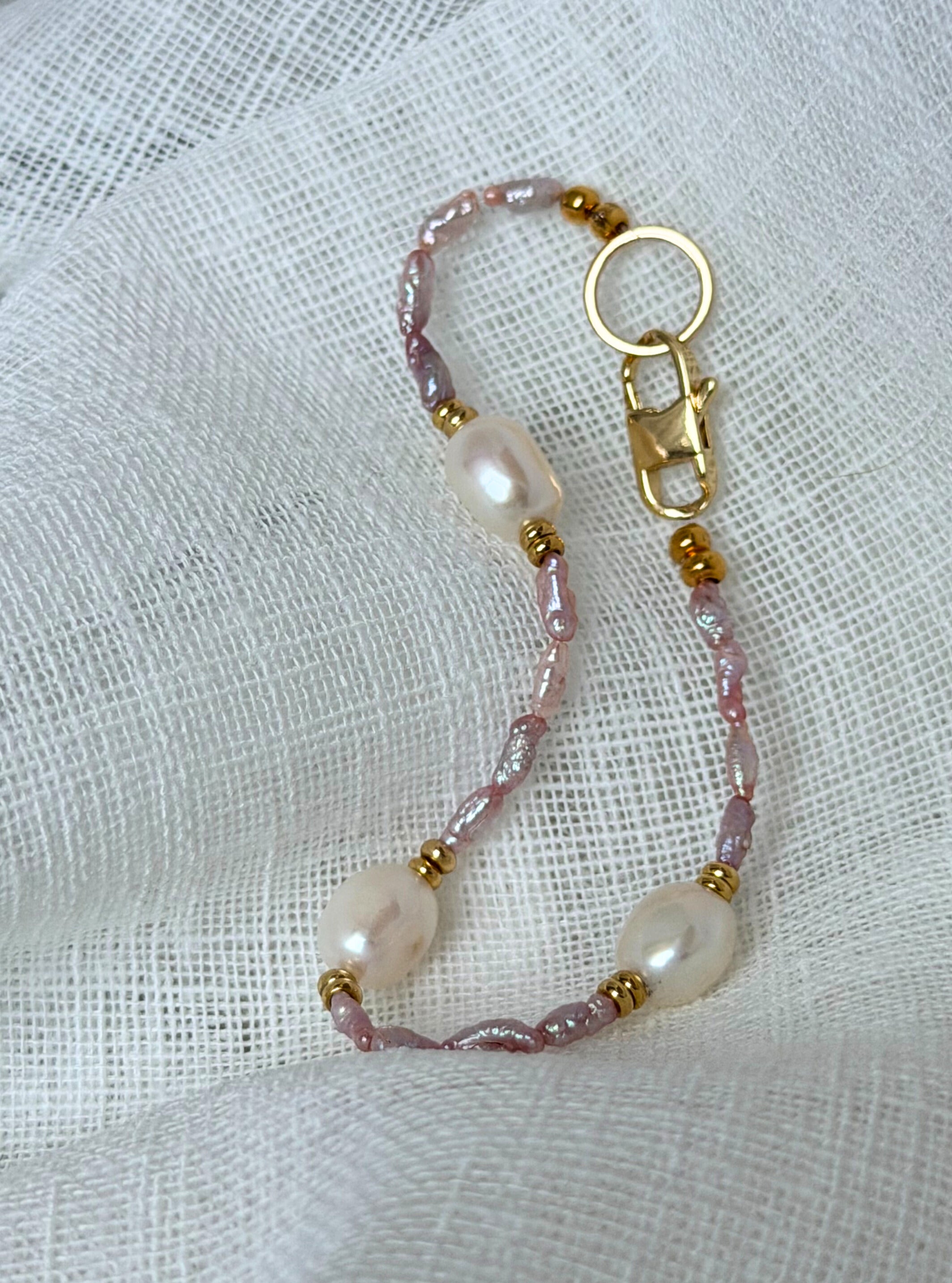 Rose Blush – Rosa Armband aus Süßwasserperlen mit goldenem Verschluss