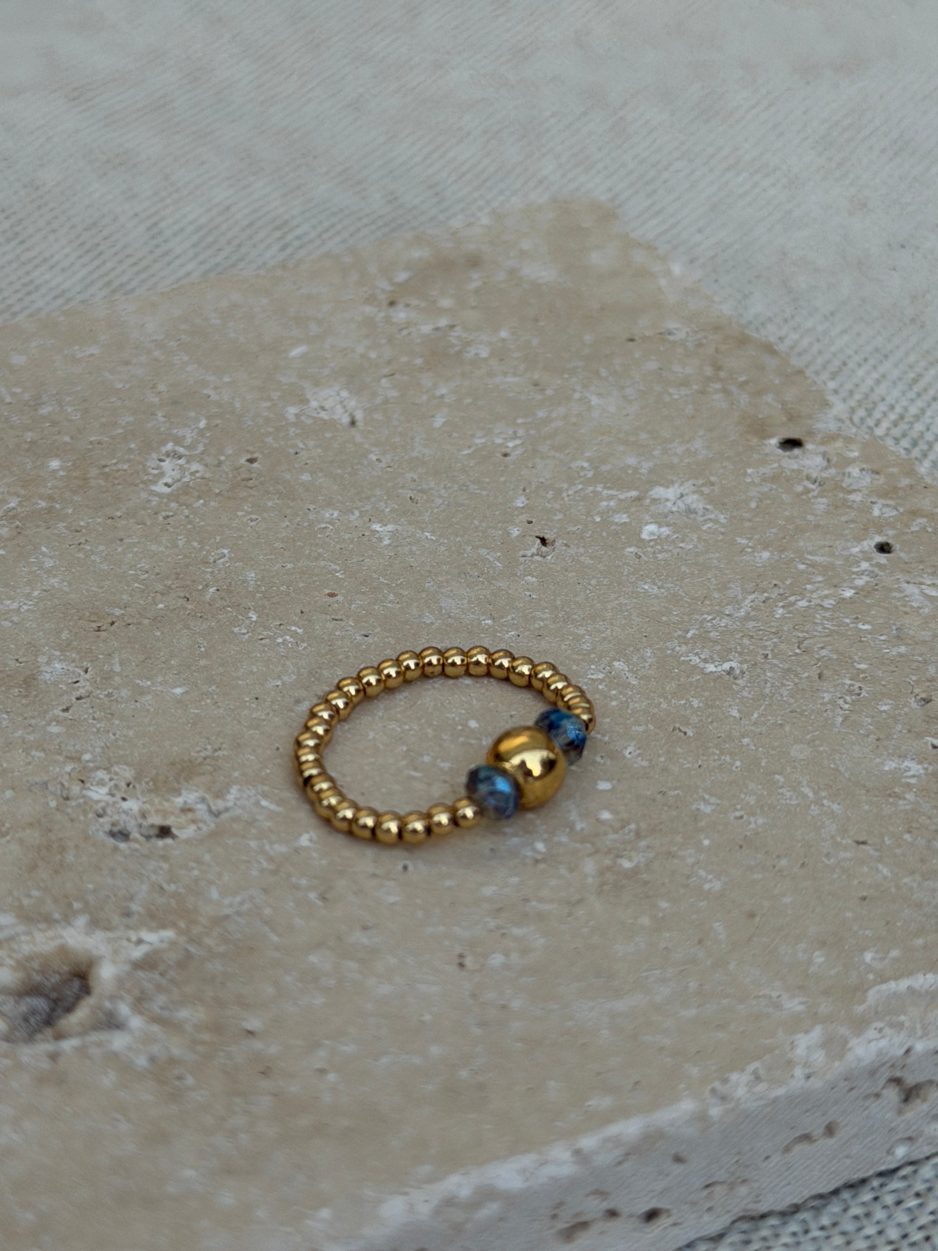 Elastischer Perlenring mit blauen Kristallperlen | Edelstahl 18K vergoldet
