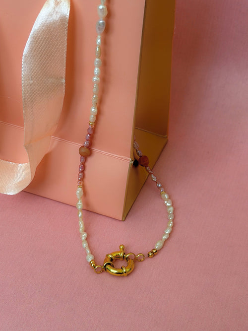 Charming Blush - Süßwasserperlenkette mit goldenem Statement-Verschluss