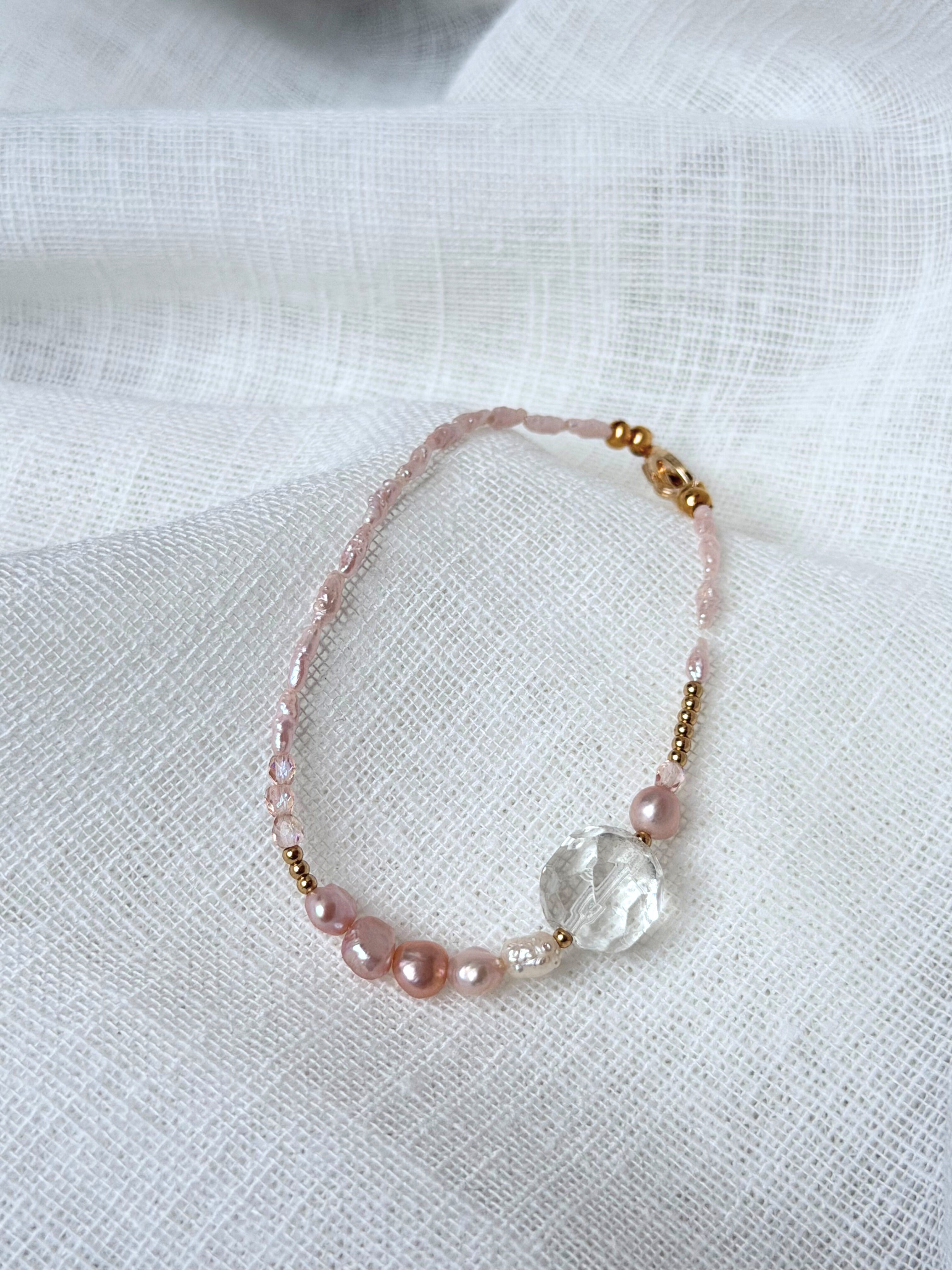 Blush Aura – Zartes Armband aus rose farbenen Süßwasserperen mit Statement Glasperle