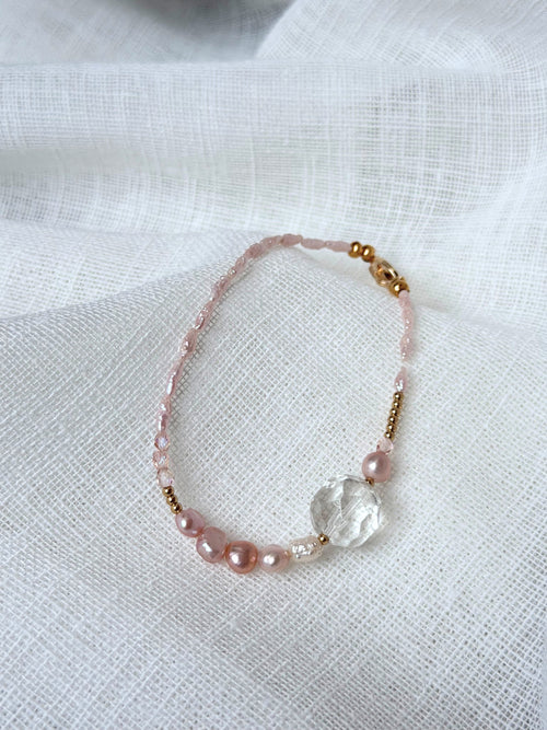 Blush Aura – Zartes Armband aus rose farbenen Süßwasserperen mit Statement Glasperle