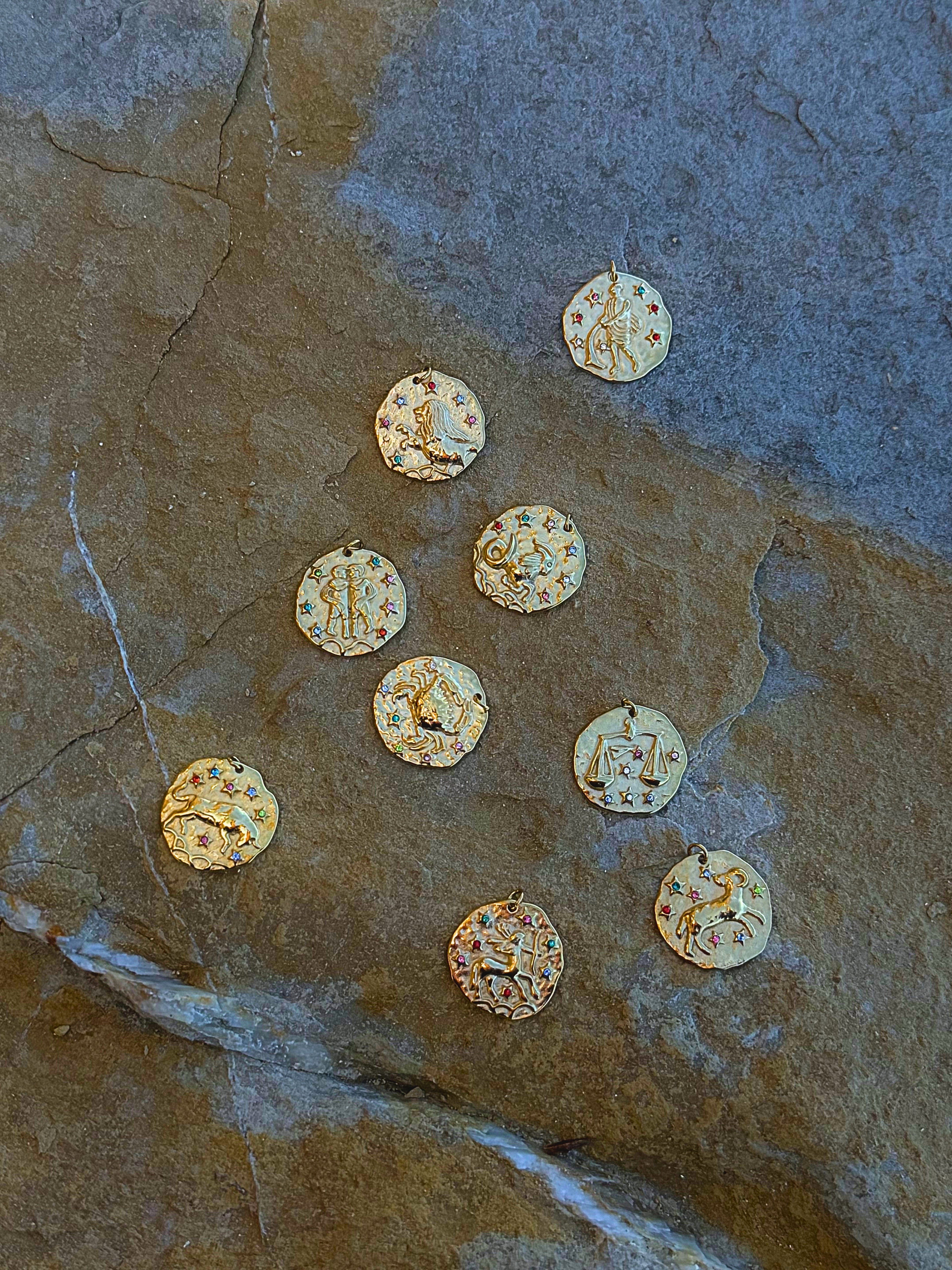Sternzeichen Charm mit bunten Kristallen, weitere Detailansicht