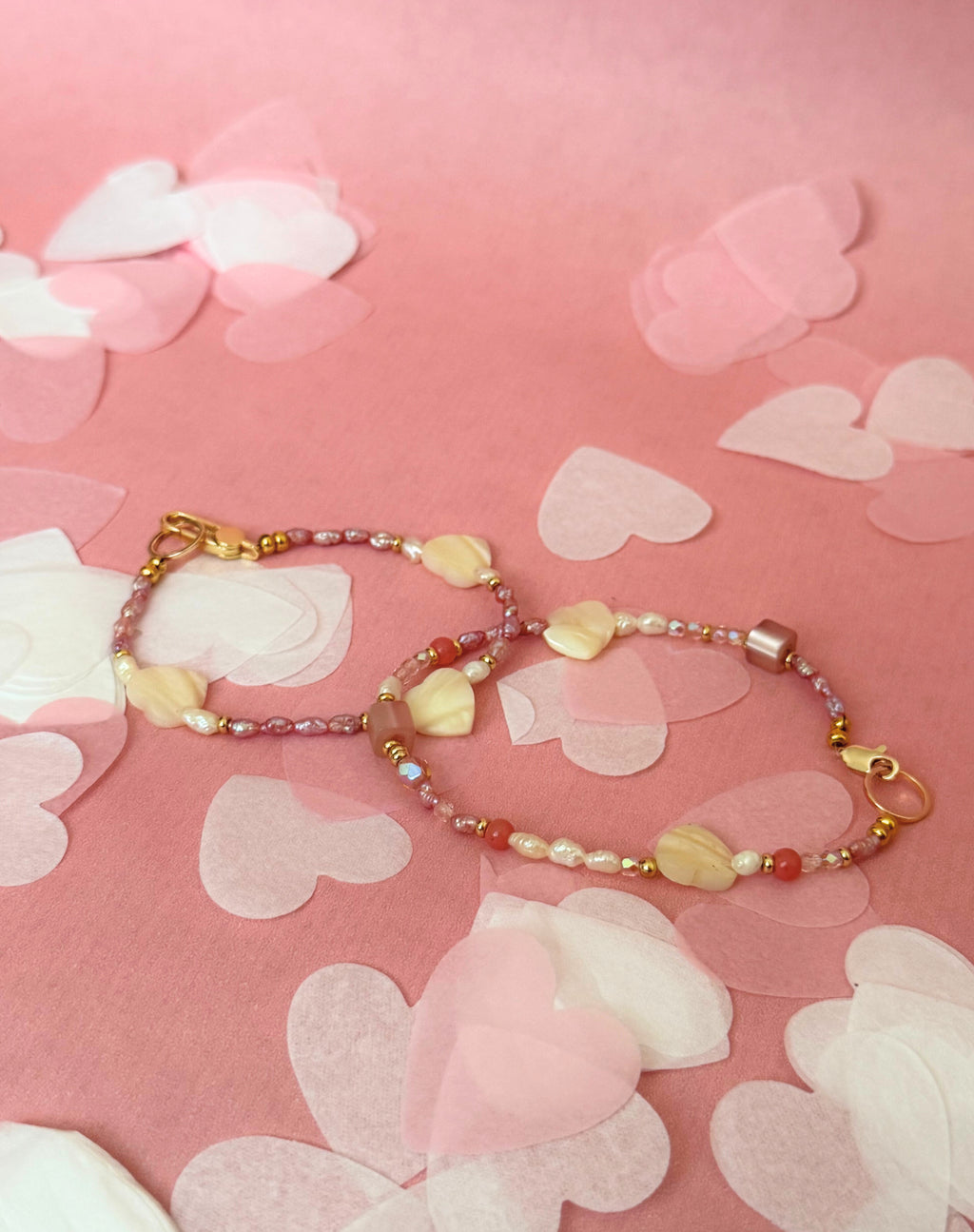 Sweet Medley – Freundschaftsarmbänder aus rosa Süßwasserperlen & Muschelherzen