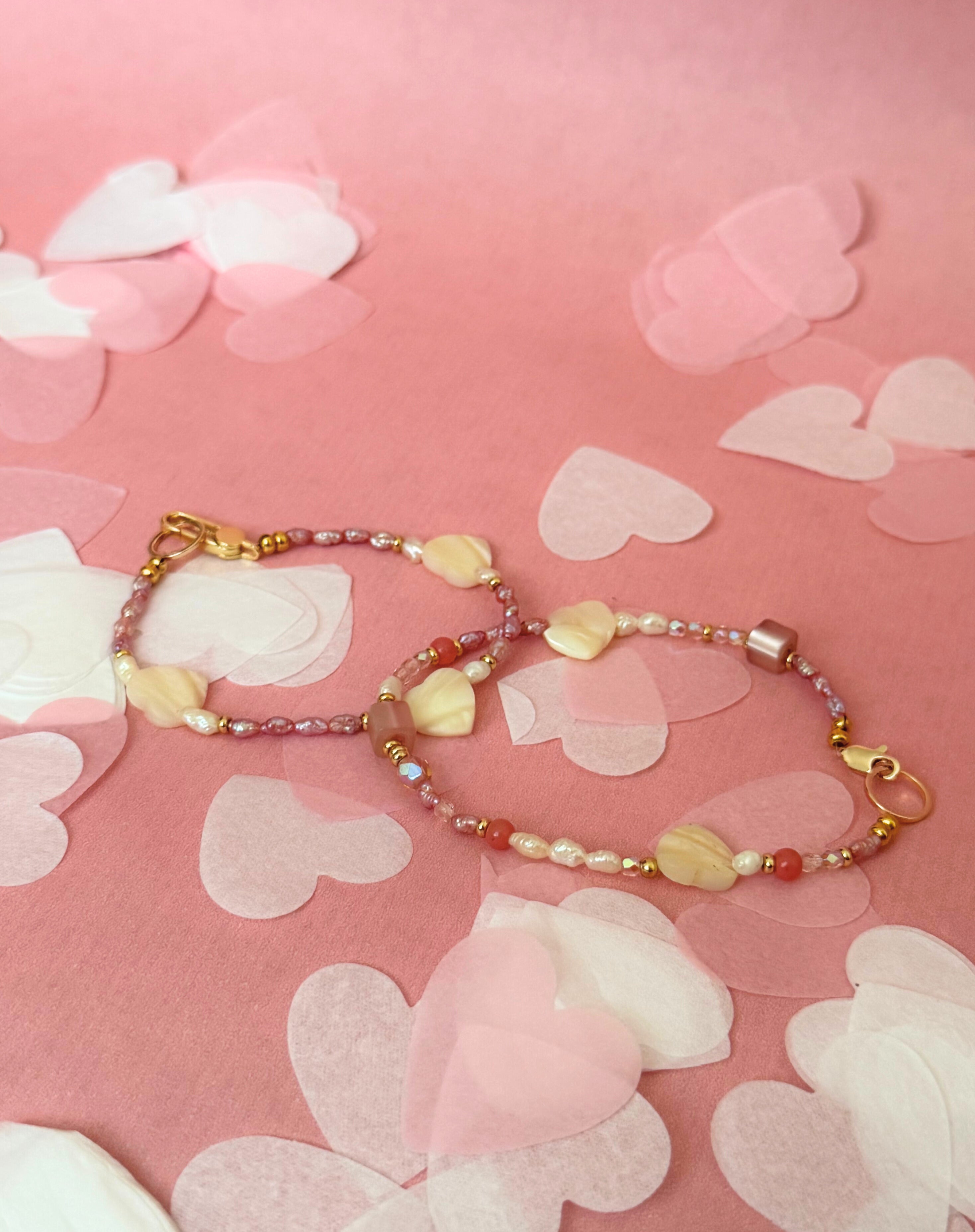 Sweet Medley – Freundschaftsarmbänder aus rosa Süßwasserperlen & Muschelherzen