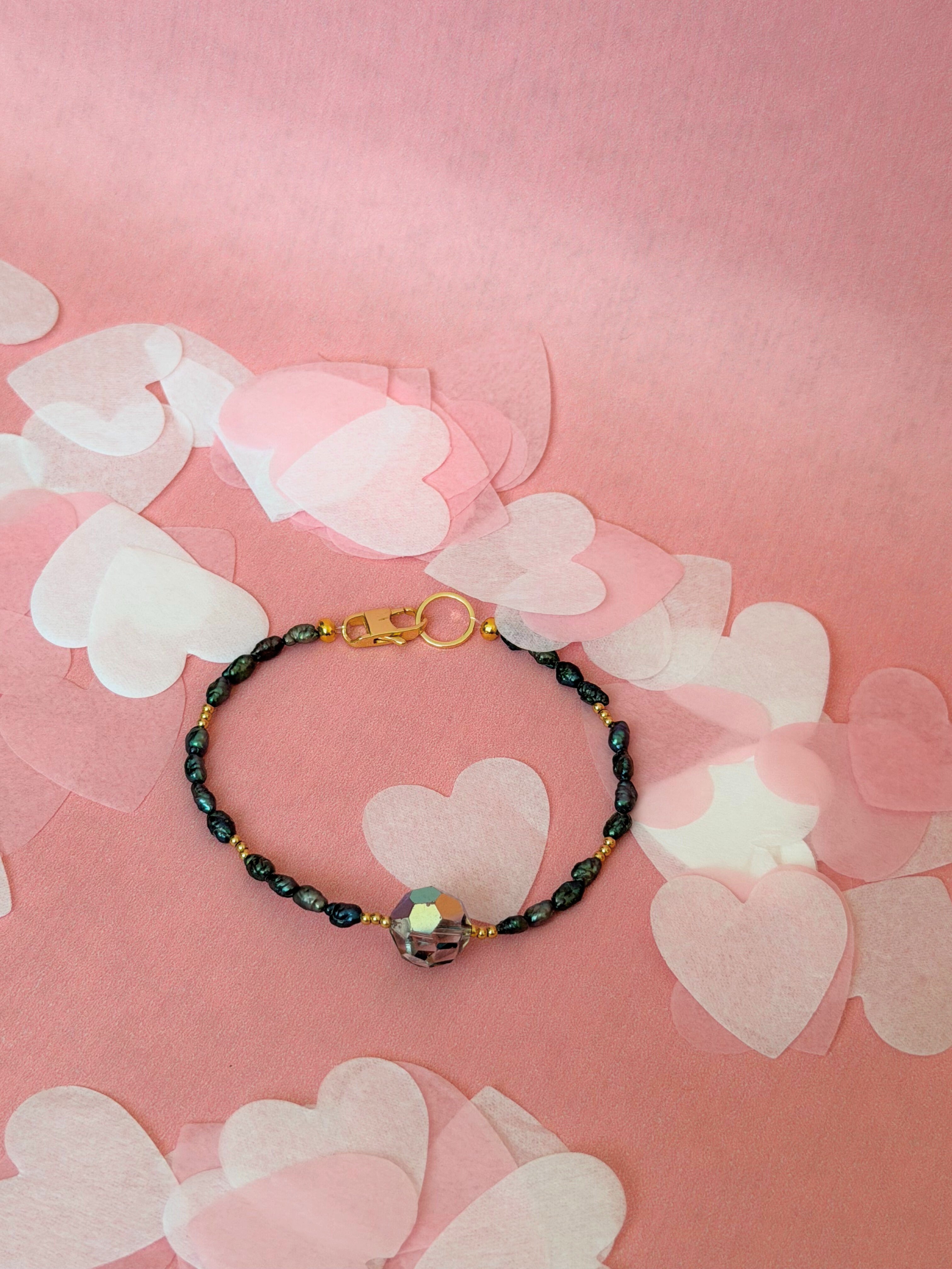 Midnight Tide – Peacock Pearl Armband mit dunklen Süßwasserperlen & Goldakzenten