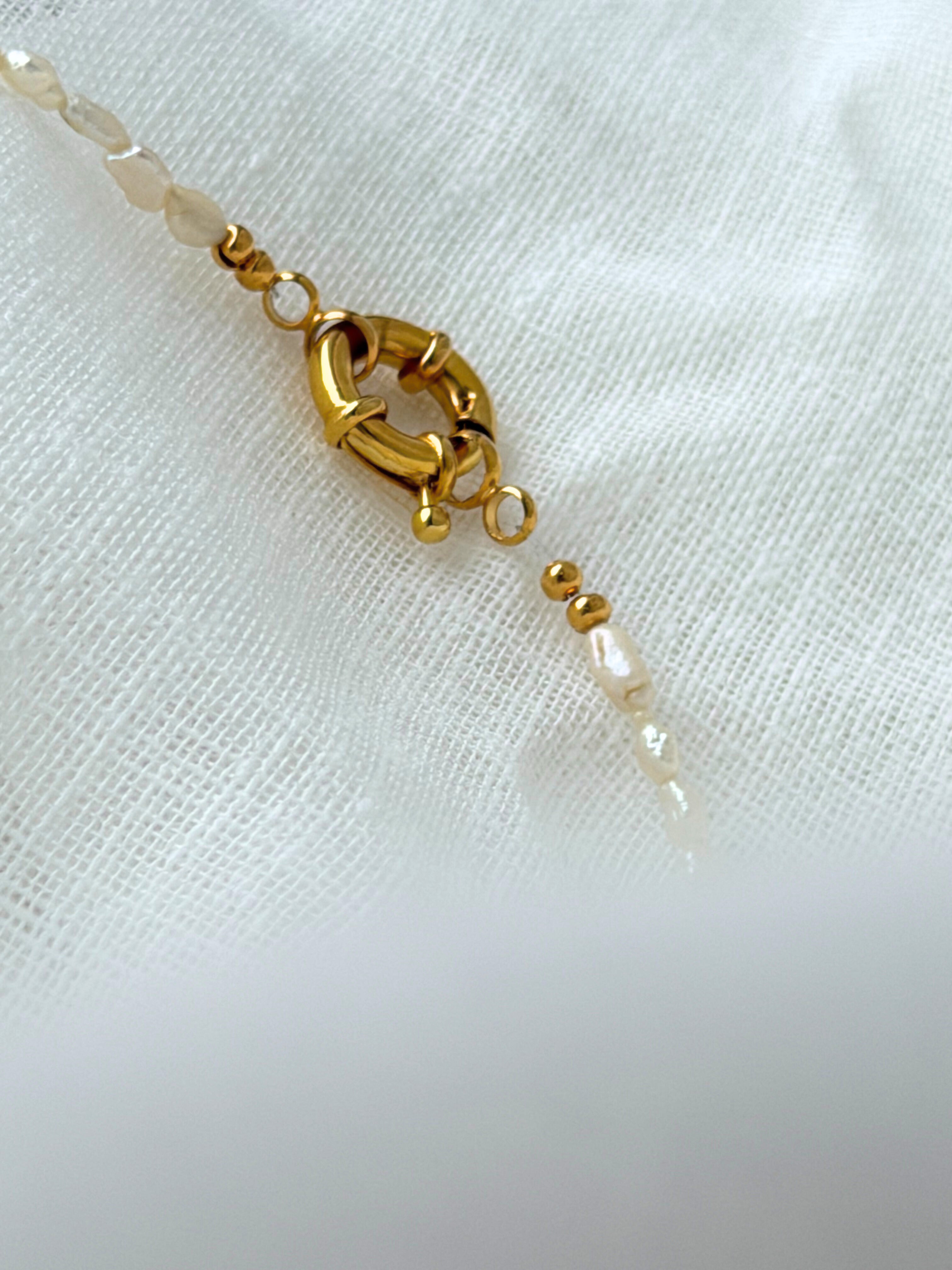 Charming Blush - Süßwasserperlenkette mit goldenem Statement-Verschluss