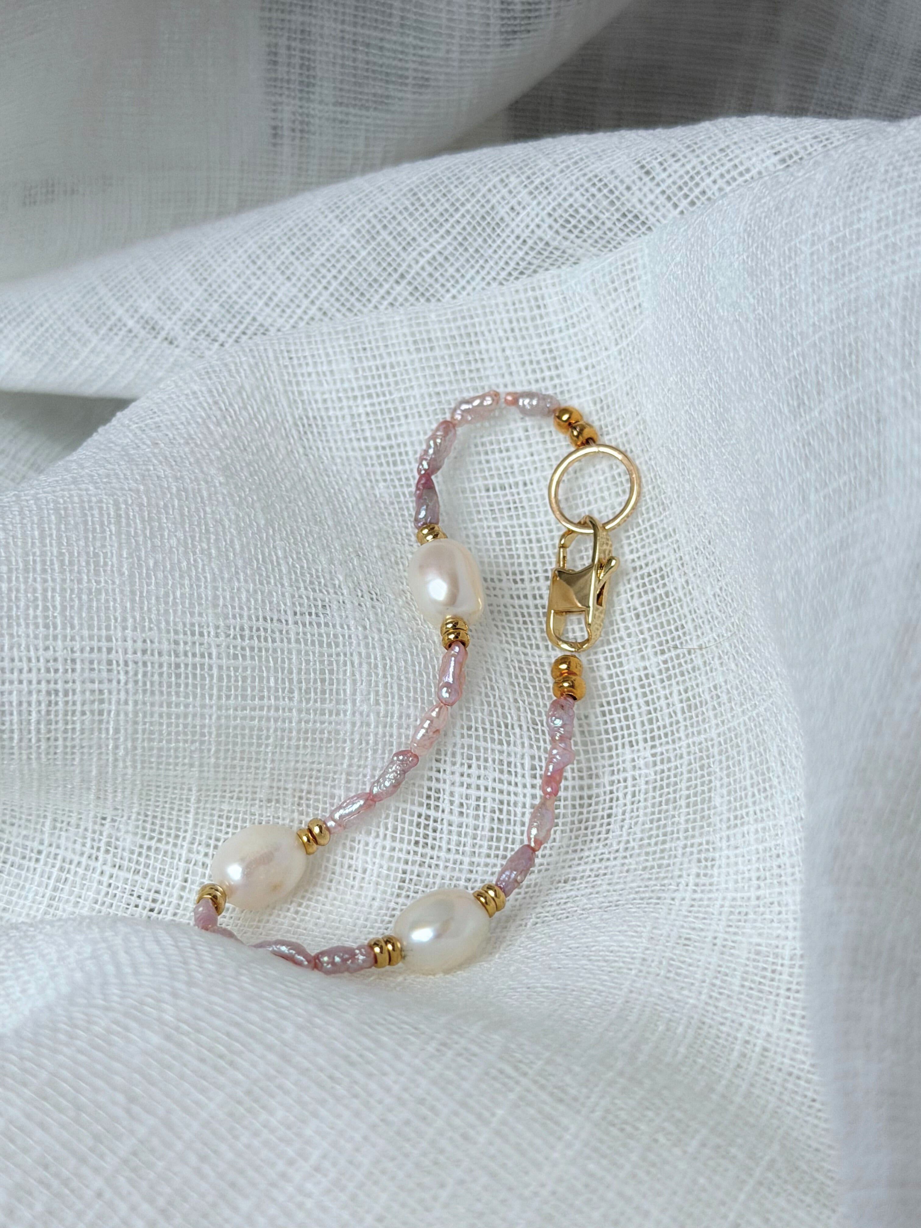 Rose Blush – Rosa Armband aus Süßwasserperlen mit goldenem Verschluss