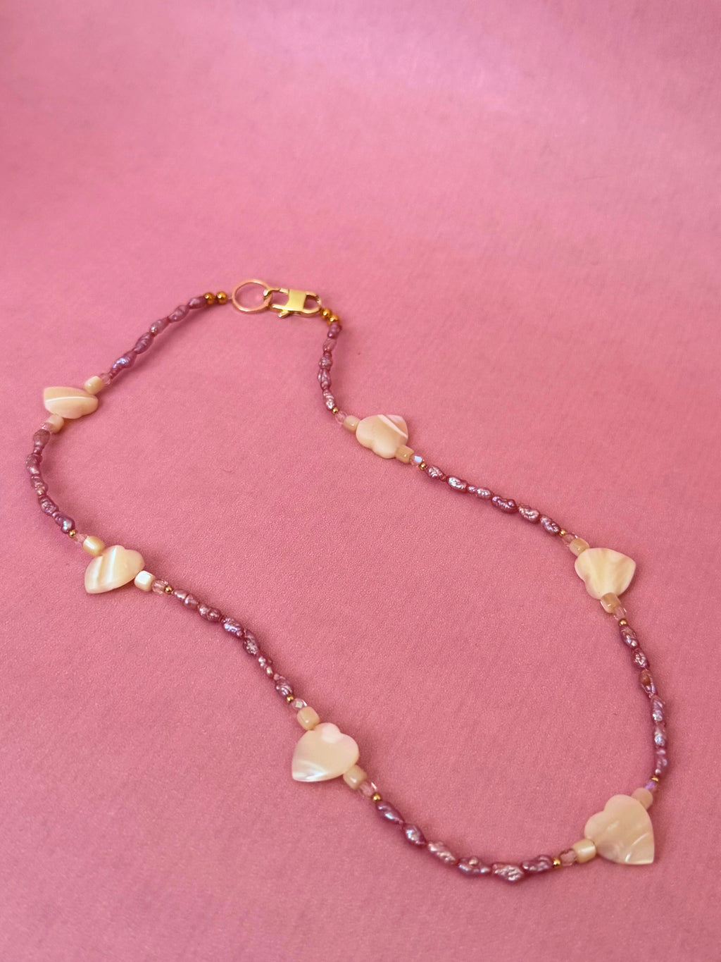 Sweet Medley Geschenkset – Halskette & Armband aus roséfarbenen Süßwasserperlen mit Muschelherzen | Valentinstag & Galentine Geschenk