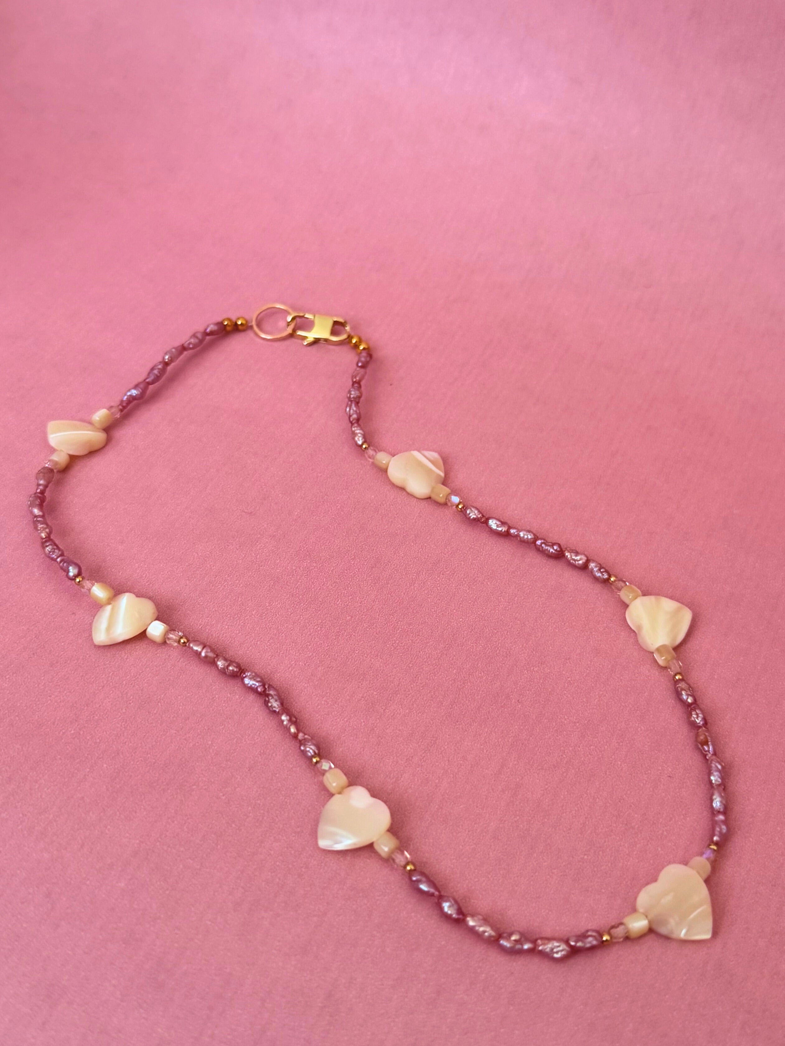 Sweet Medley Geschenkset – Halskette & Armband aus roséfarbenen Süßwasserperlen mit Muschelherzen | Valentinstag & Galentine Geschenk