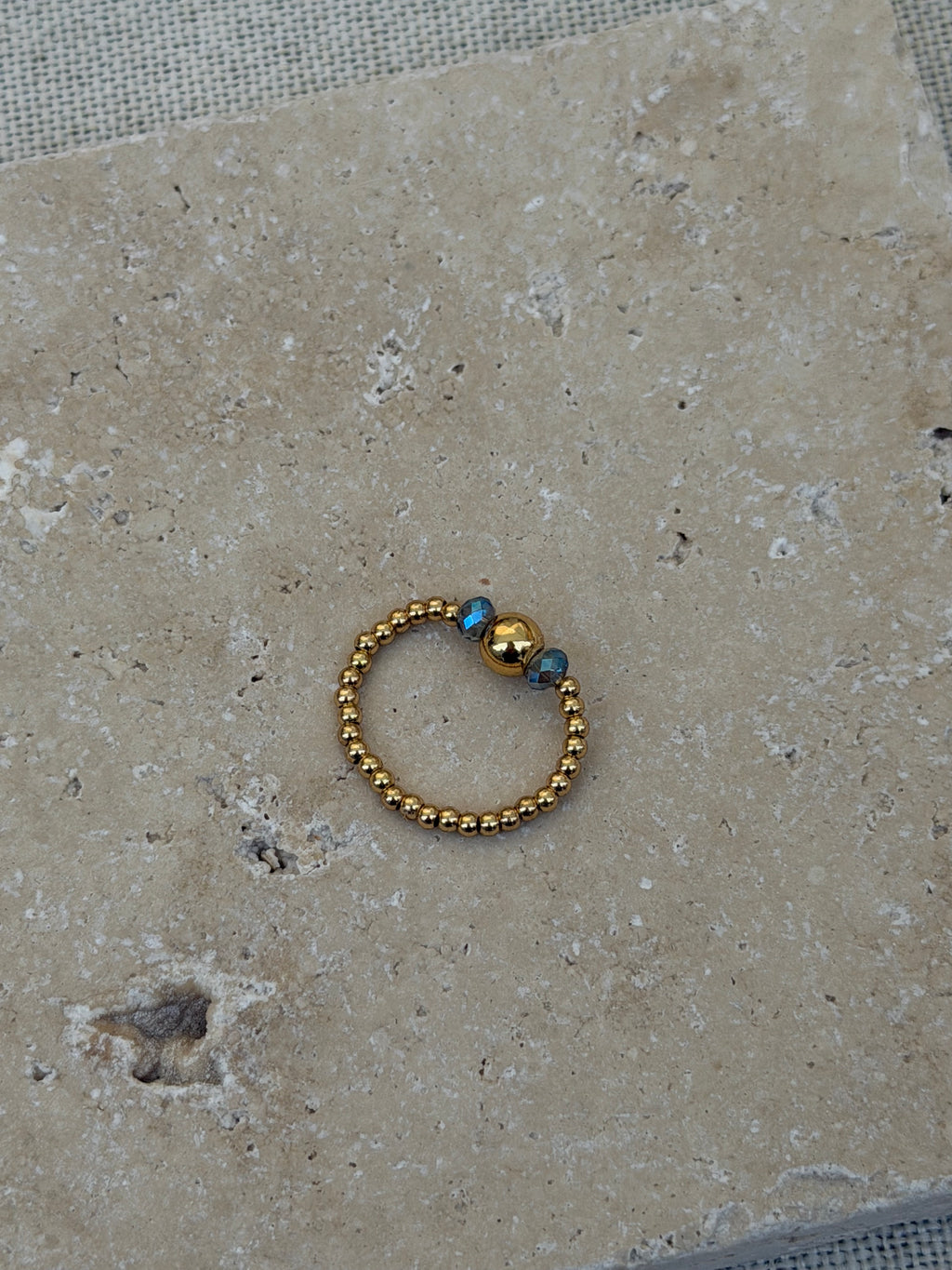 Elastischer Perlenring mit blauen Kristallperlen | Edelstahl 18K vergoldet