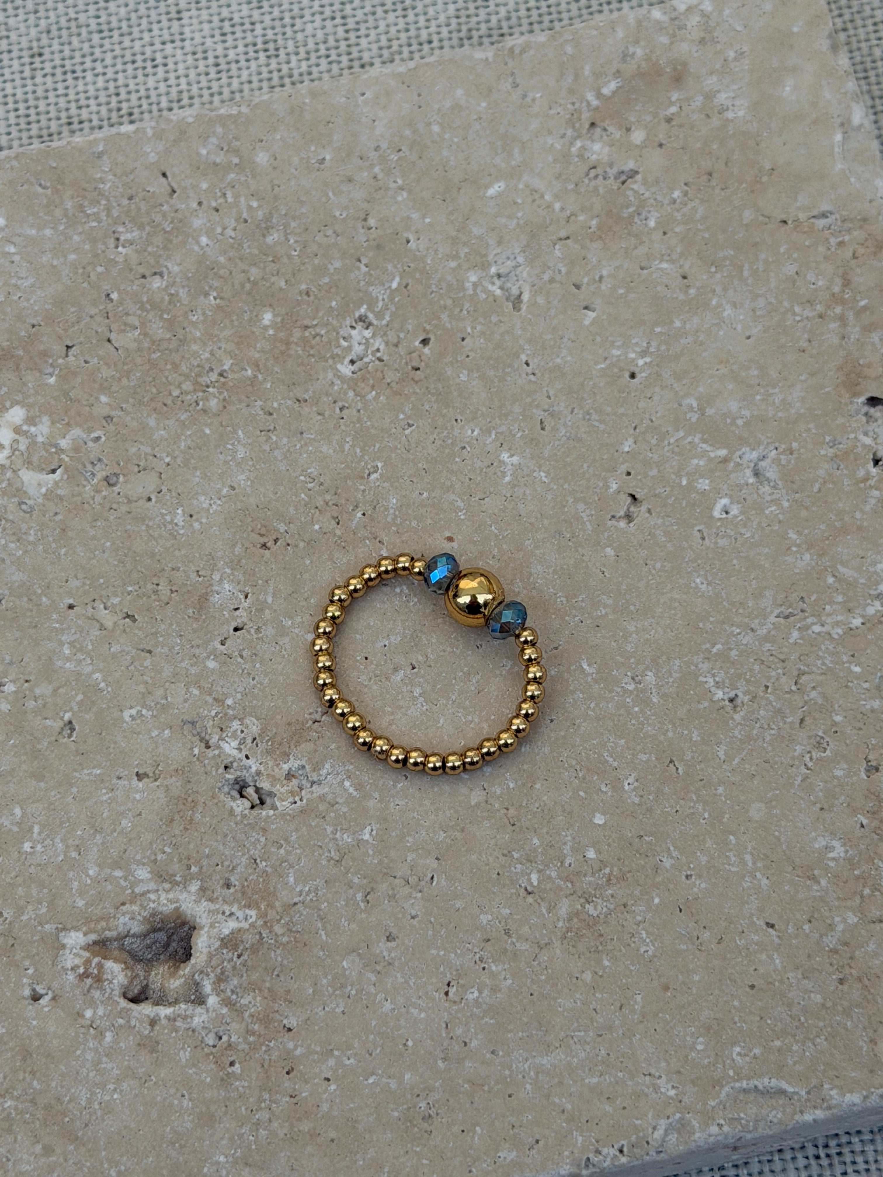 Elastischer Perlenring mit blauen Kristallperlen | Edelstahl 18K vergoldet