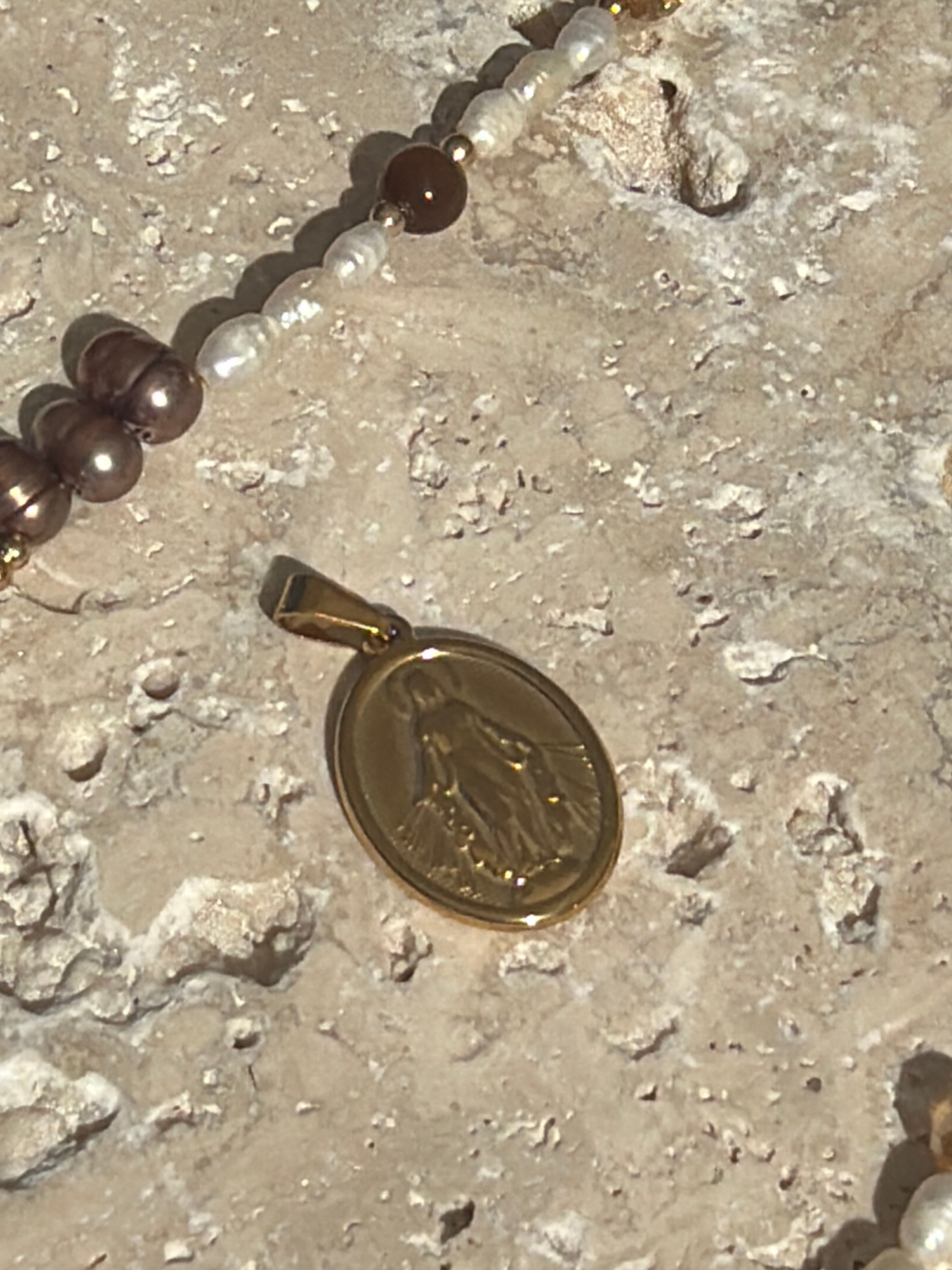 Maria im Licht Amulett Gold – Großer Religiöser Anhänger | 18K vergoldet