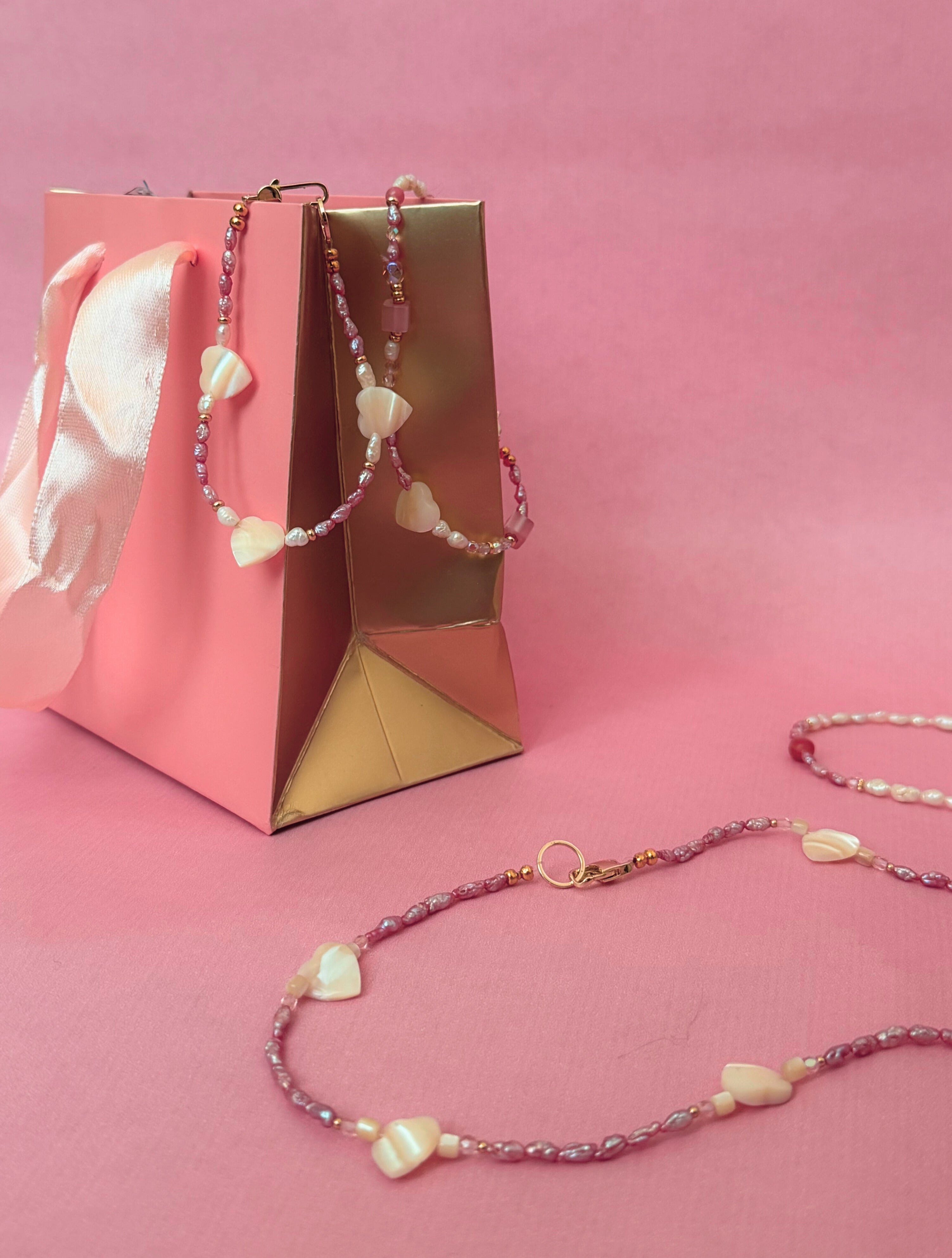 Sweet Medley – Freundschaftsarmbänder aus rosa Süßwasserperlen & Muschelherzen