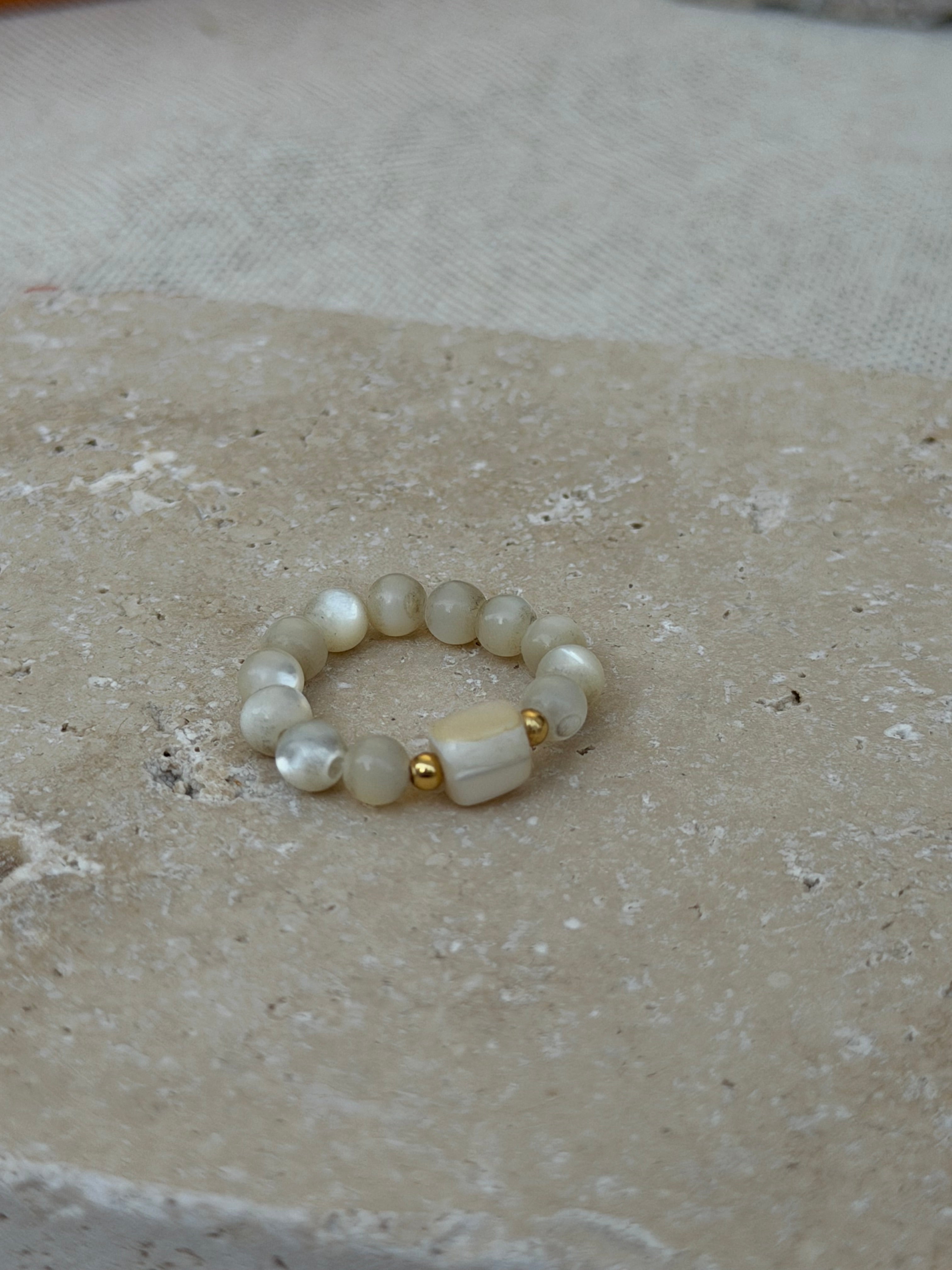 Elastischer Perlenring mit Muschelperle