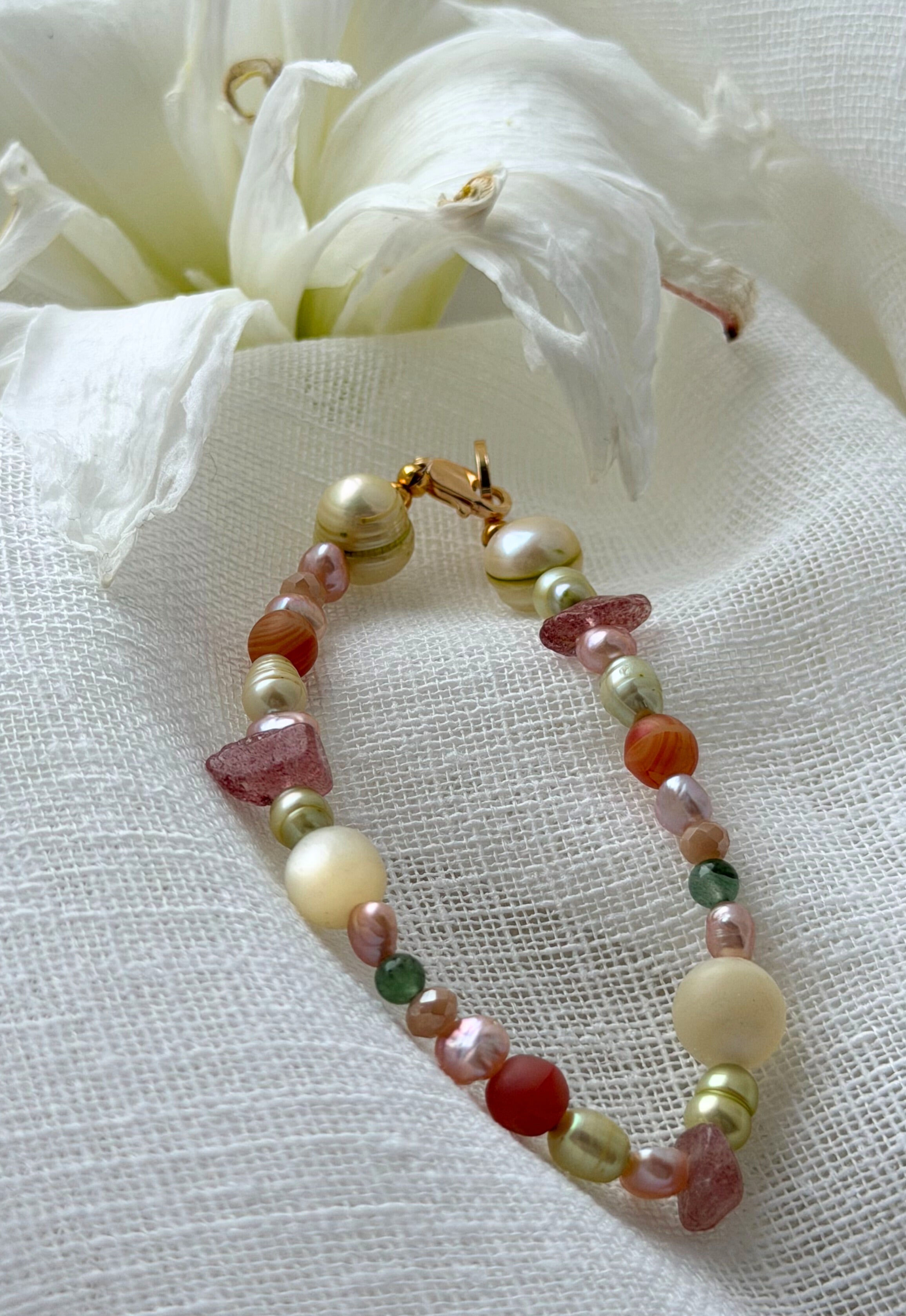 Wild Garden – Handgefertigtes buntes Armband aus Süßwasserperlen, Aventurin & Glasperlen