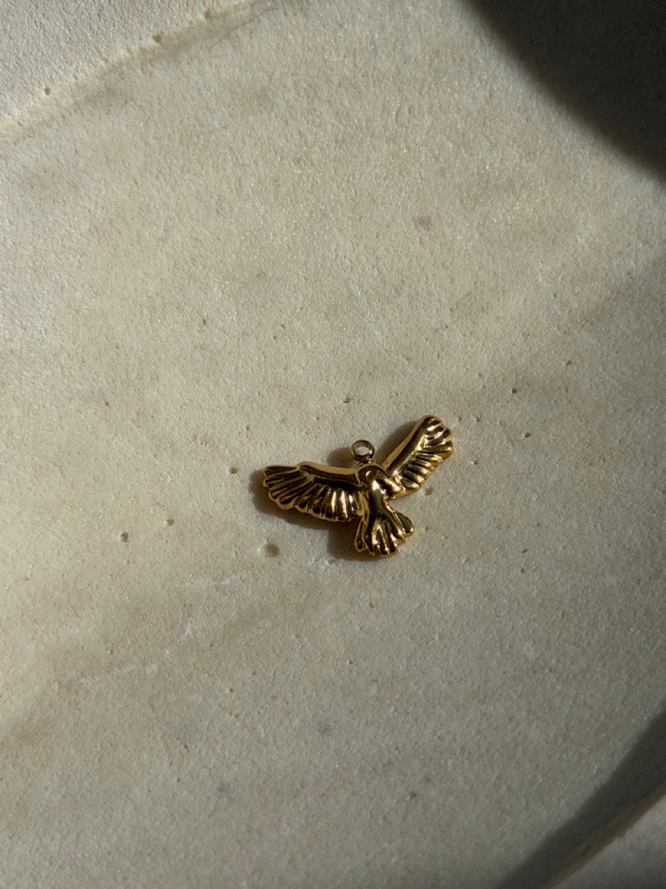 Adler-Charm Anhänger Gold – Adler mit Federdetail | 18K vergoldet