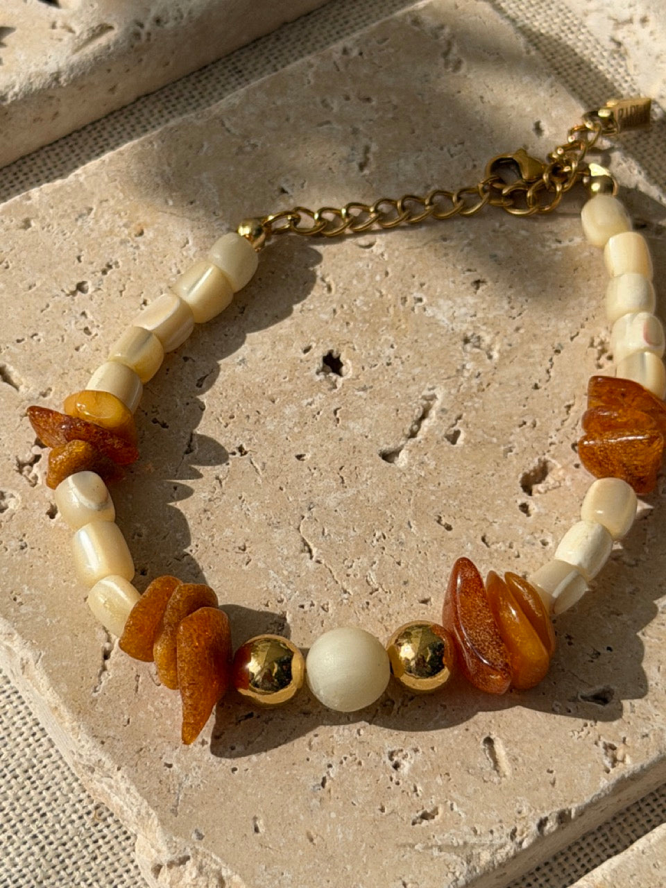 Amber Coast | Bernstein & Muschelperlen Armband | Edelstahl 18K vergoldet