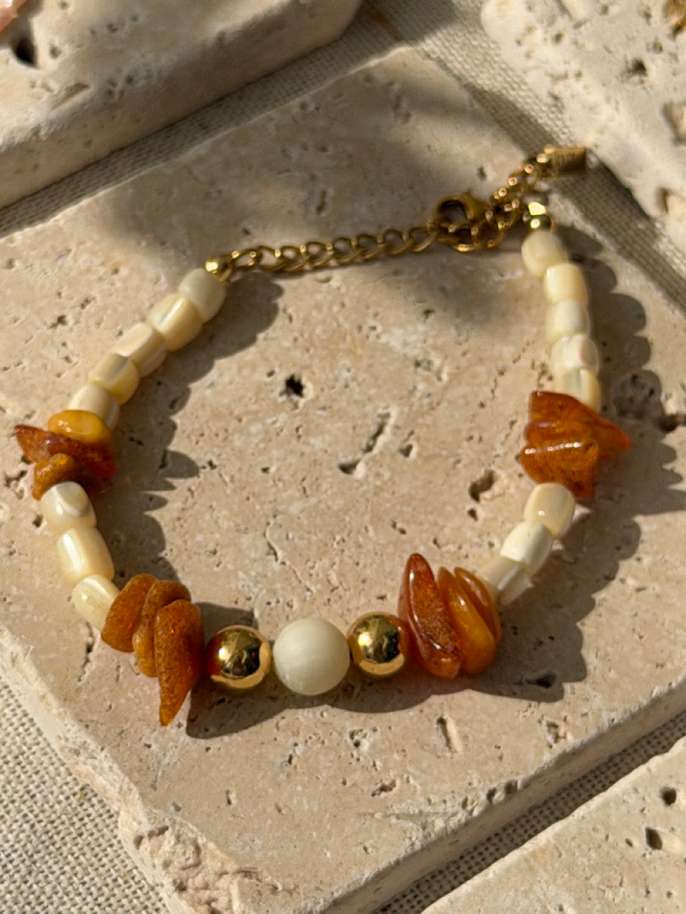 Amber Coast | Bernstein & Muschelperlen Armband | Edelstahl 18K vergoldet