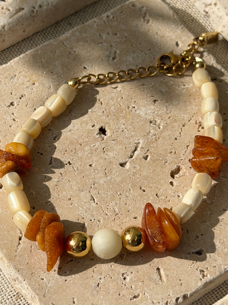 Amber Coast | Bernstein & Muschelperlen Armband | Edelstahl 18K vergoldet