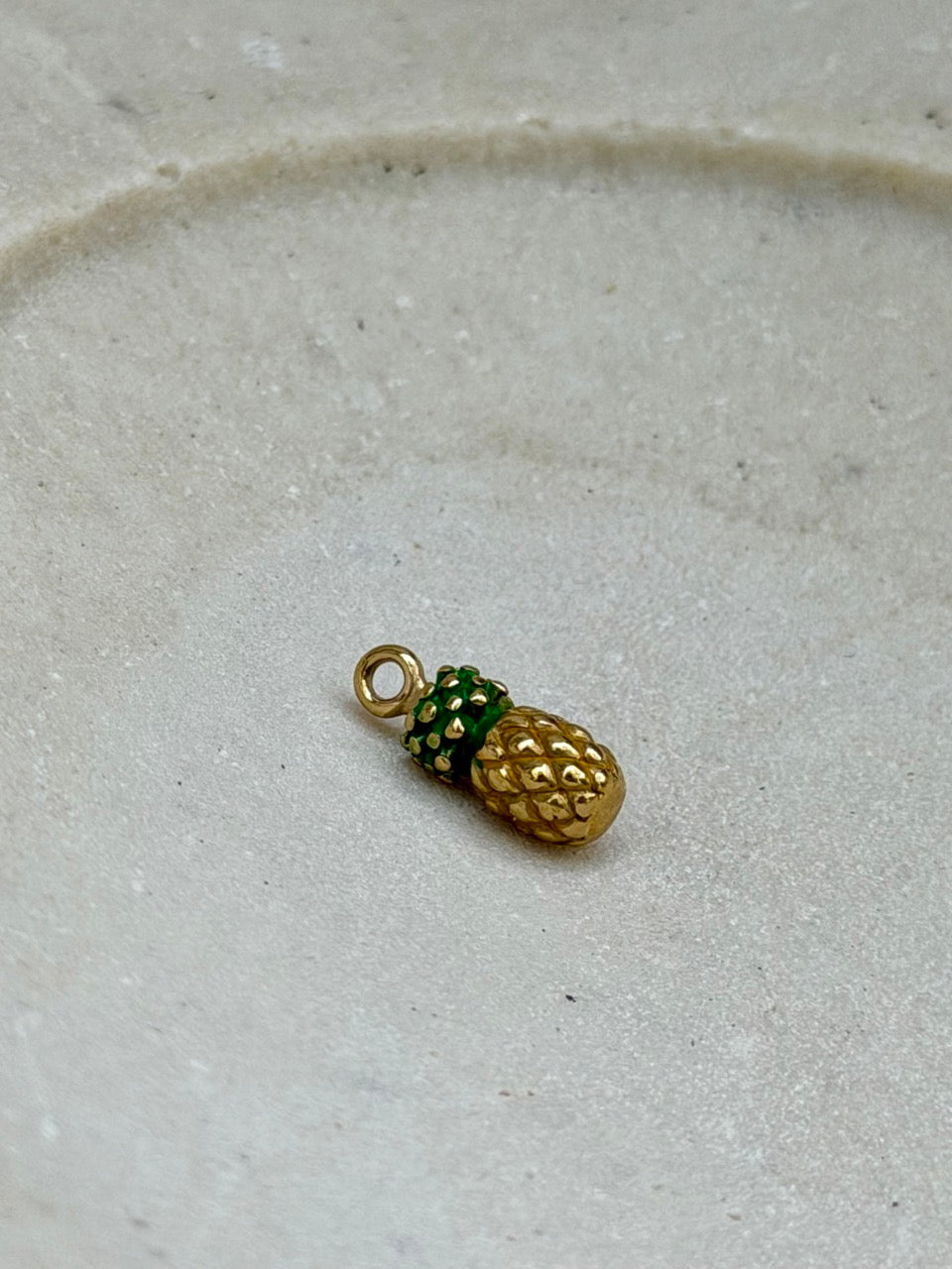 Ananas-Charm klein – Gelber Emaille Anhänger für Ketten | Edelstahl 18K vergoldet