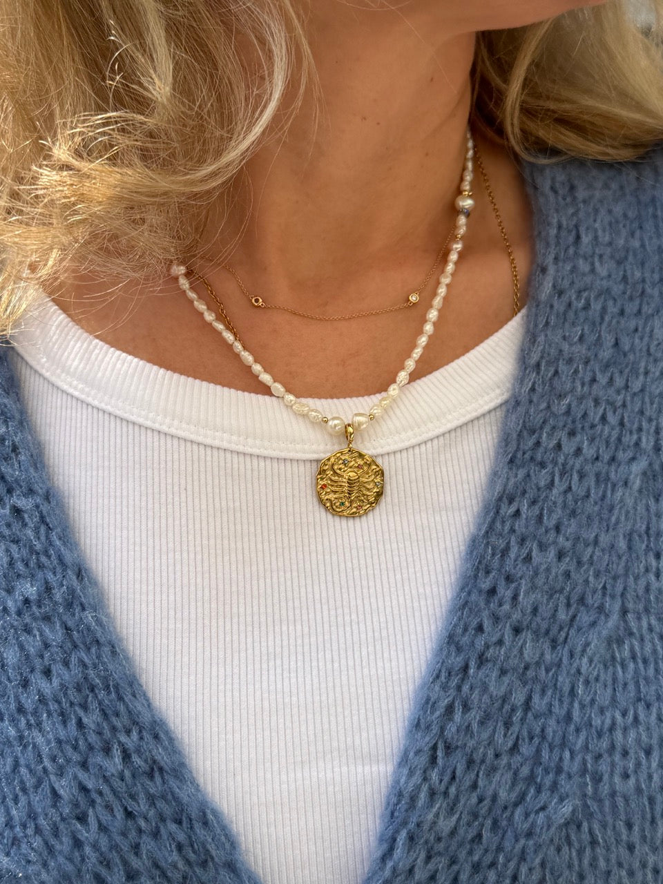 Celeste Kette | Süßwasserperlenkette mit goldenem Sternzeichen-Anhänger