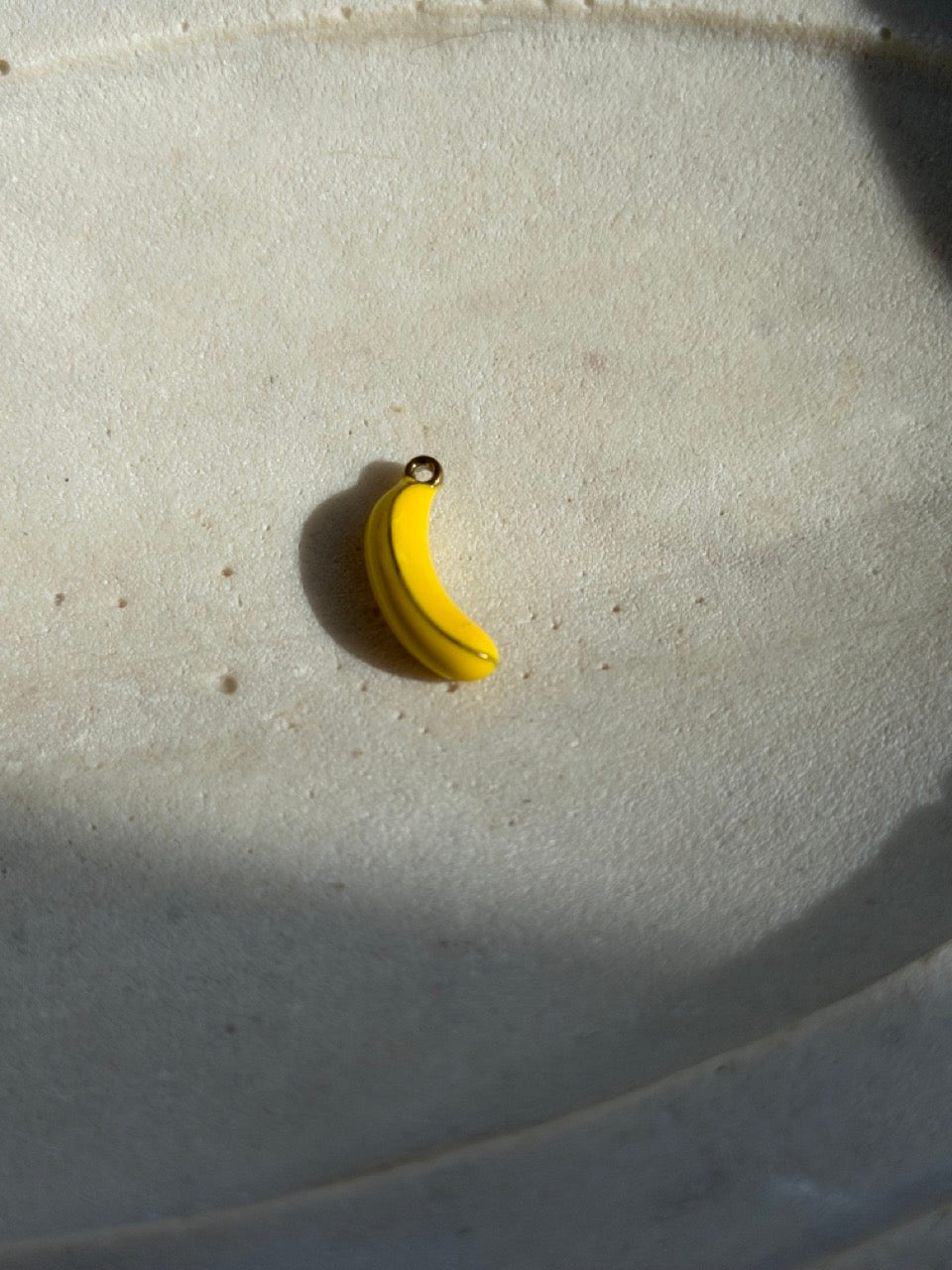 Banane-Charm Anhänger Gold – Gelbe Emaille-Banane