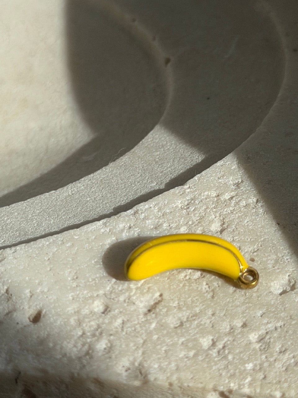 Banane-Charm Anhänger Gold – Gelbe Emaille-Banane