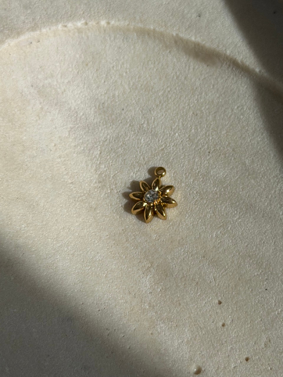Blüten-Charm Anhänger Gold – Blüte mit Zirkonia