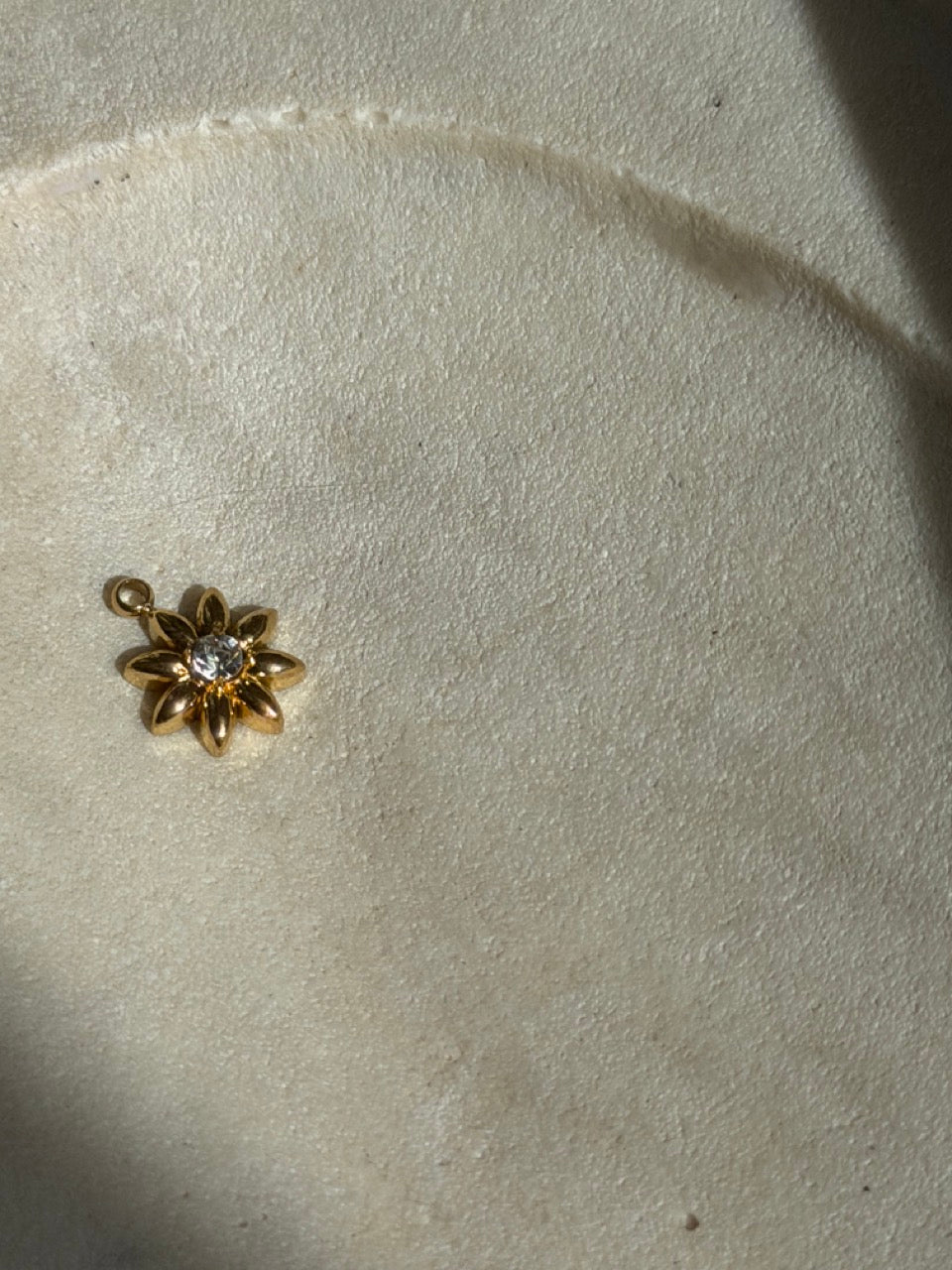 Blüten-Charm Anhänger Gold – Blüte mit Zirkonia