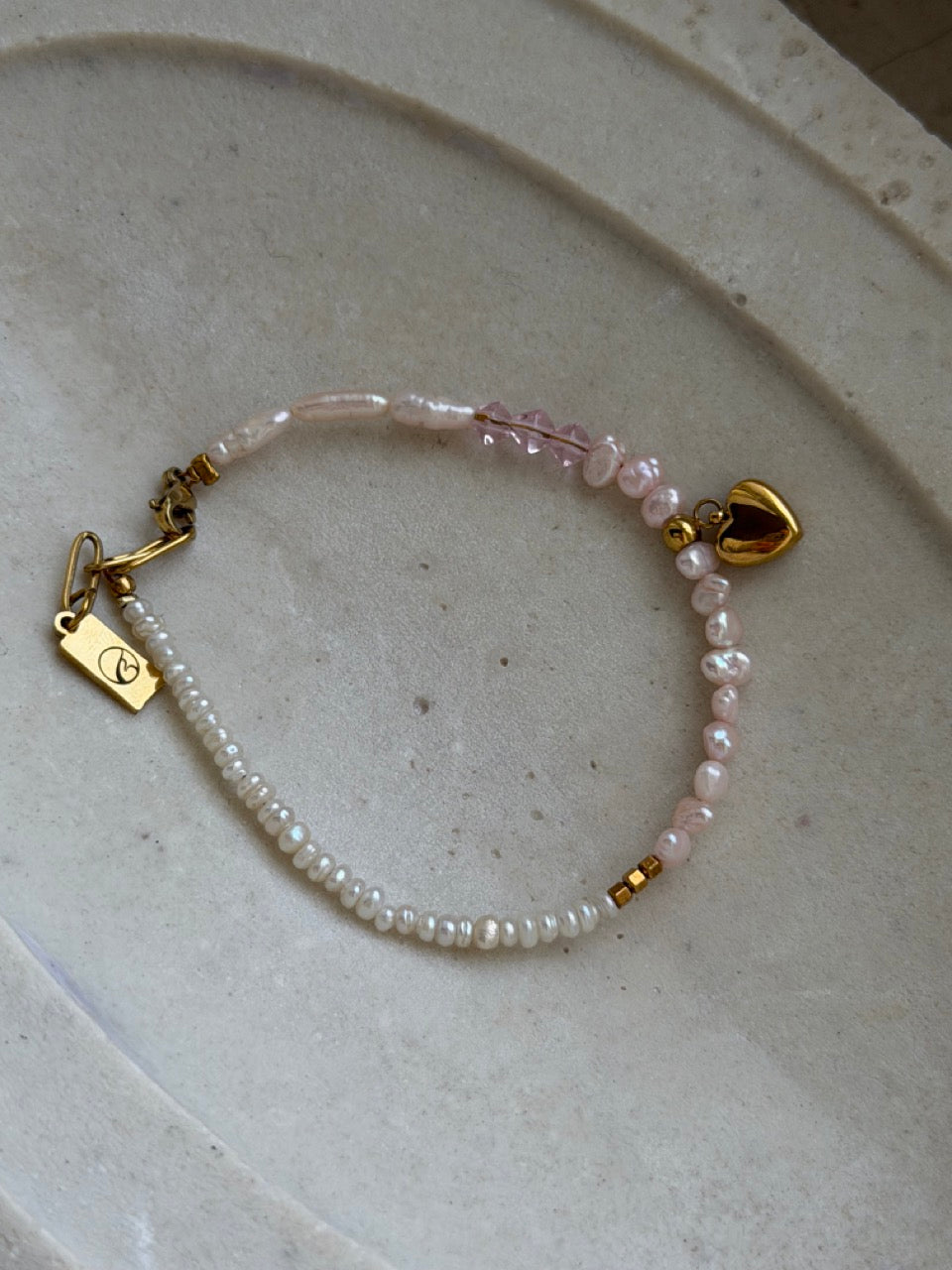 Blush Amour Armband mit Herzanhänger in Rosé und Gold – Produktfoto 1