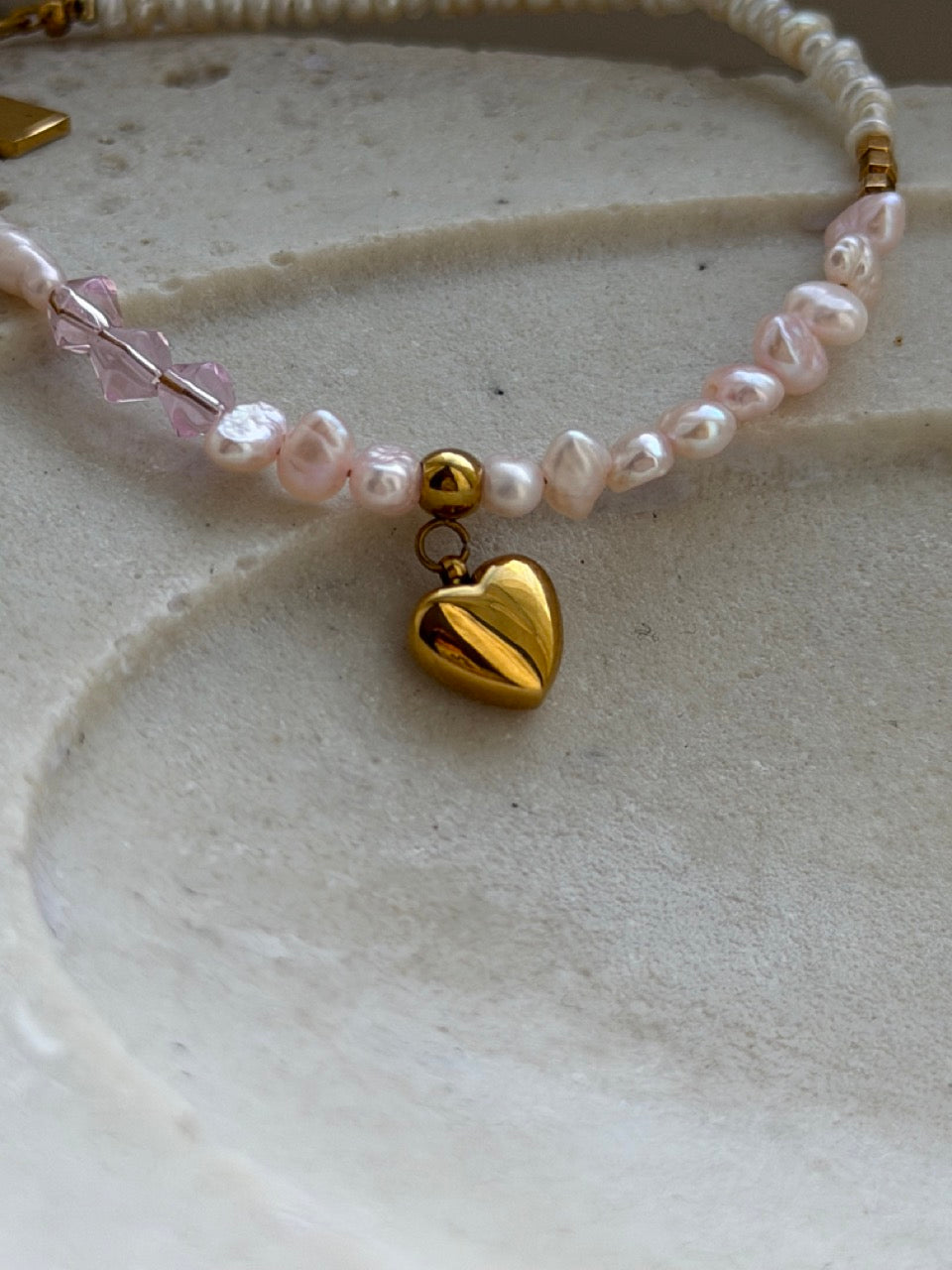 Blush Amour Perlenarmband mit goldenen Würfelperlen – Produktfoto 2
