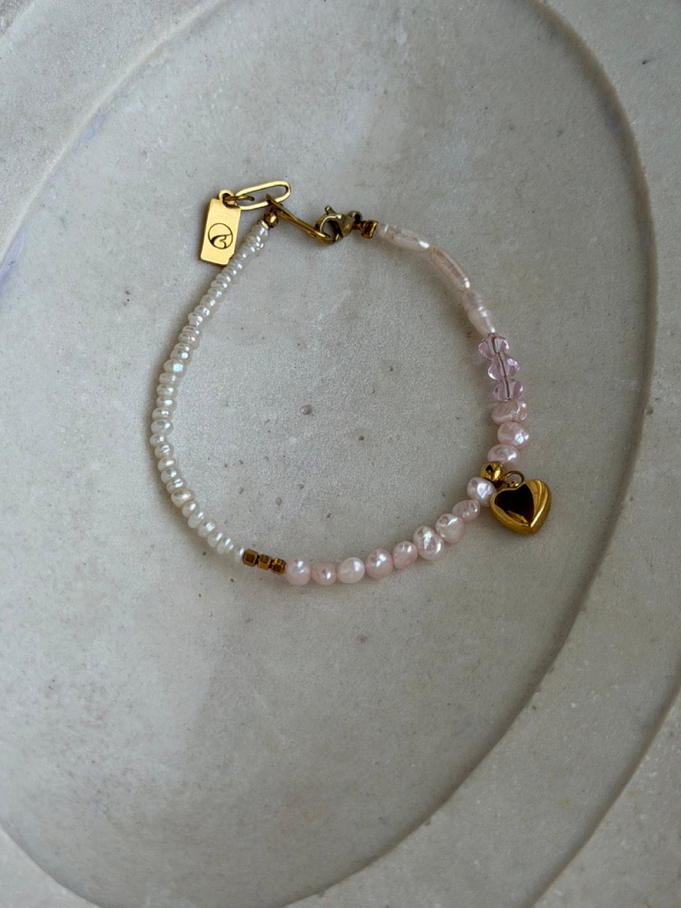 Blush Amour Armband mit rosa Süßwasserperlen im Detail – Produktfoto 3