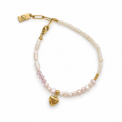 Blush Amour Armband mit rosa Süßwasserperlen, Kristallperlen und goldenem Herzanhänger – Visualisierung auf weißem Hintergrund