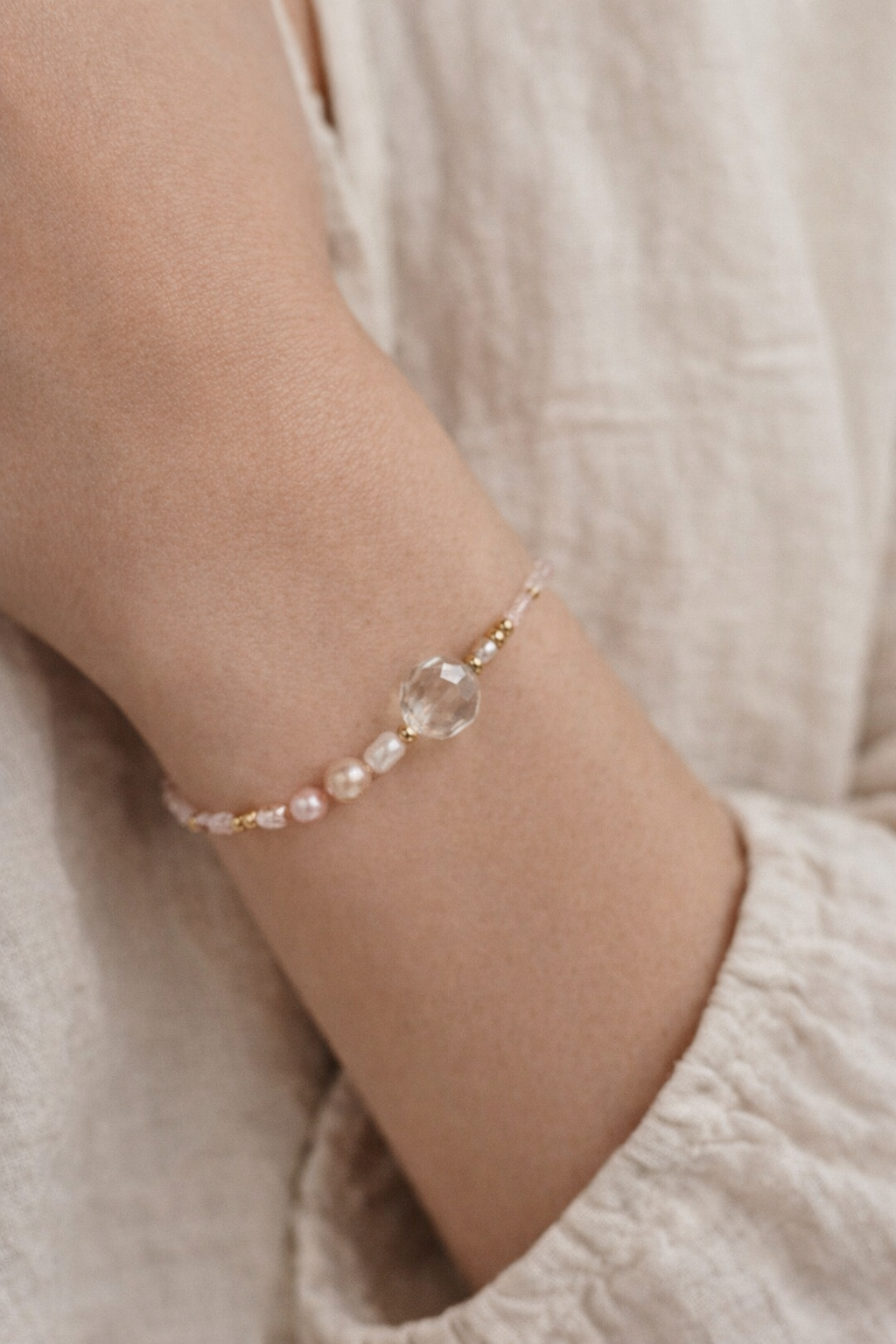 Blush Aura – Zartes Armband aus rose farbenen Süßwasserperen mit Statement Glasperle