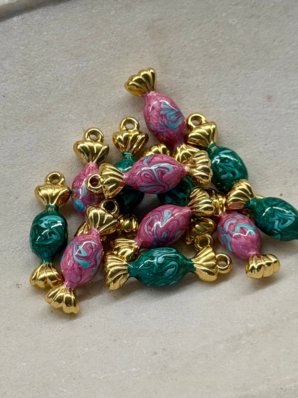 Candy Charm Anhänger Gold mit Perlmutt-Effekt | 18 Karat vergoldet