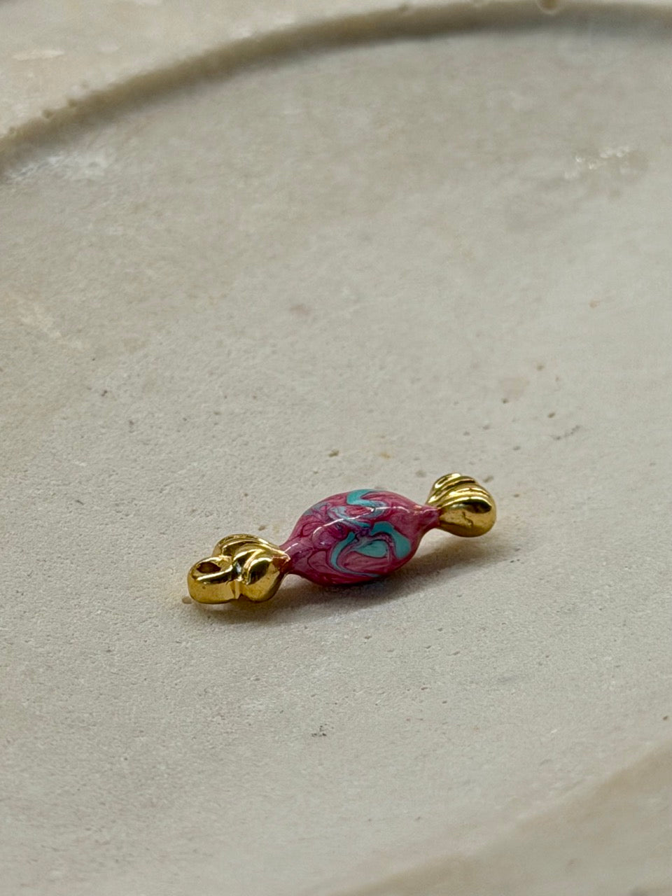 Candy Charm Anhänger Gold mit Perlmutt-Effekt | 18 Karat vergoldet
