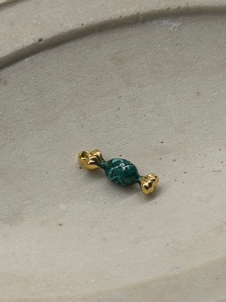 Candy Charm Anhänger Gold mit Perlmutt-Effekt | 18 Karat vergoldet